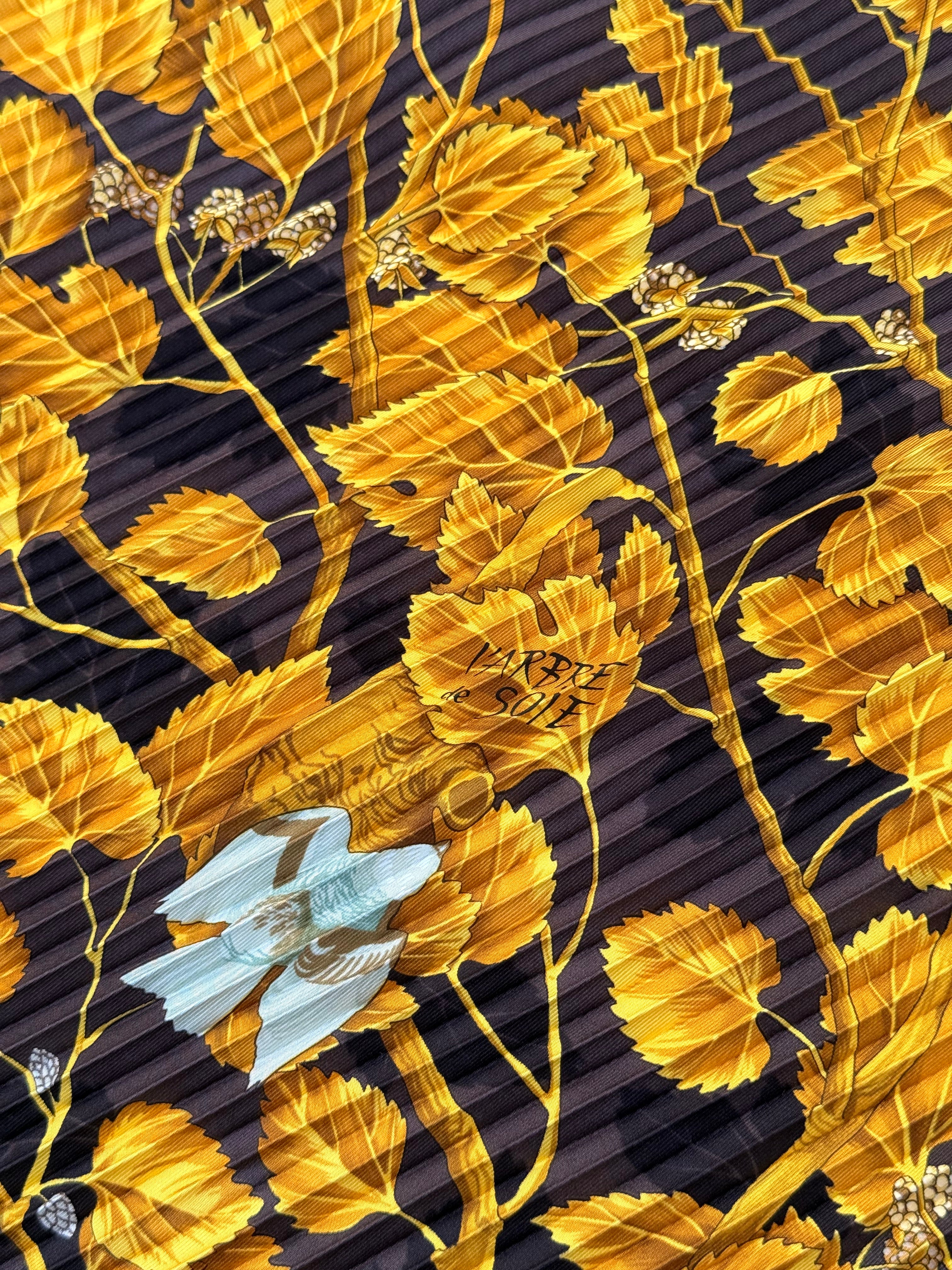 Foulard Hermès plissé – Modèle L’arbre de Soie