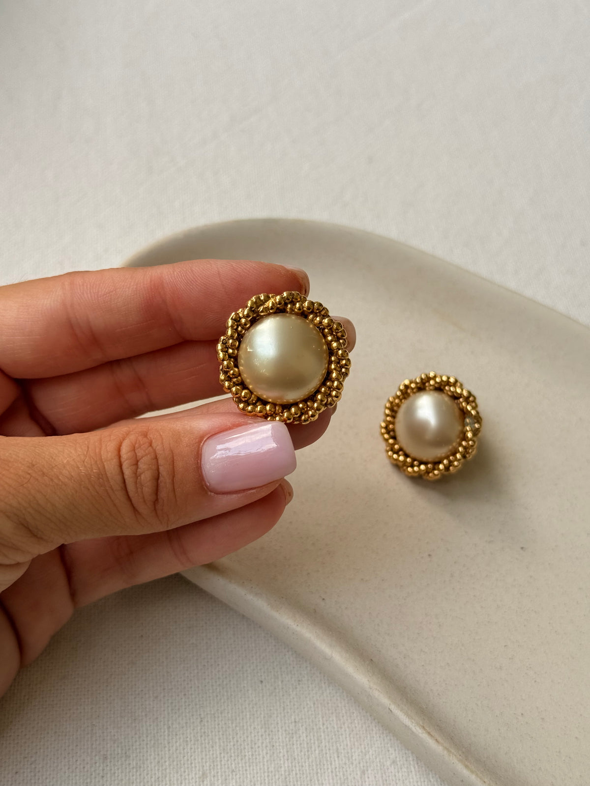 Boucles d’oreilles vintage Chanel - Perles fantaisies et bordure texturée
