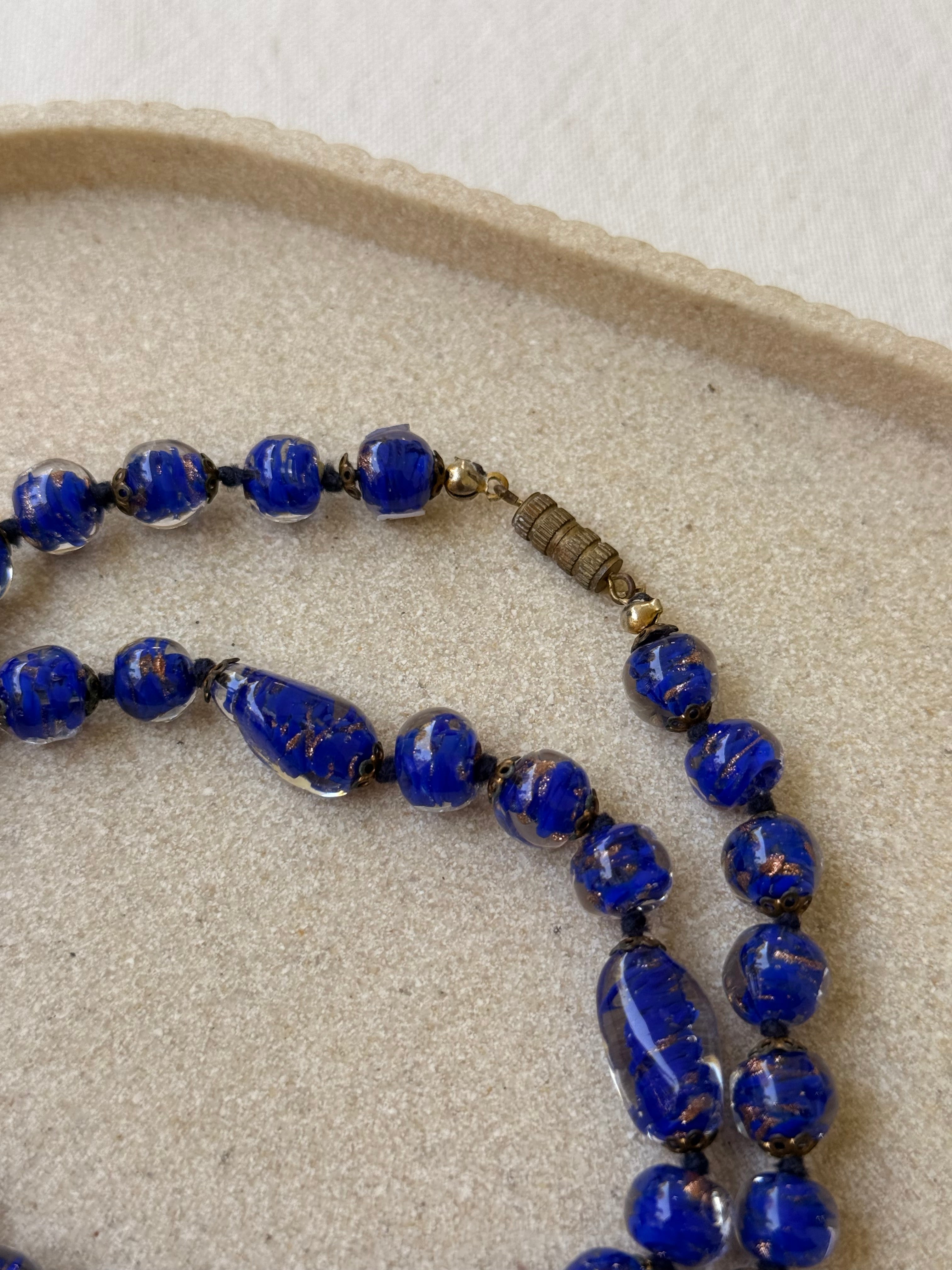 Collier vintage - En pâte de verre bleu roi