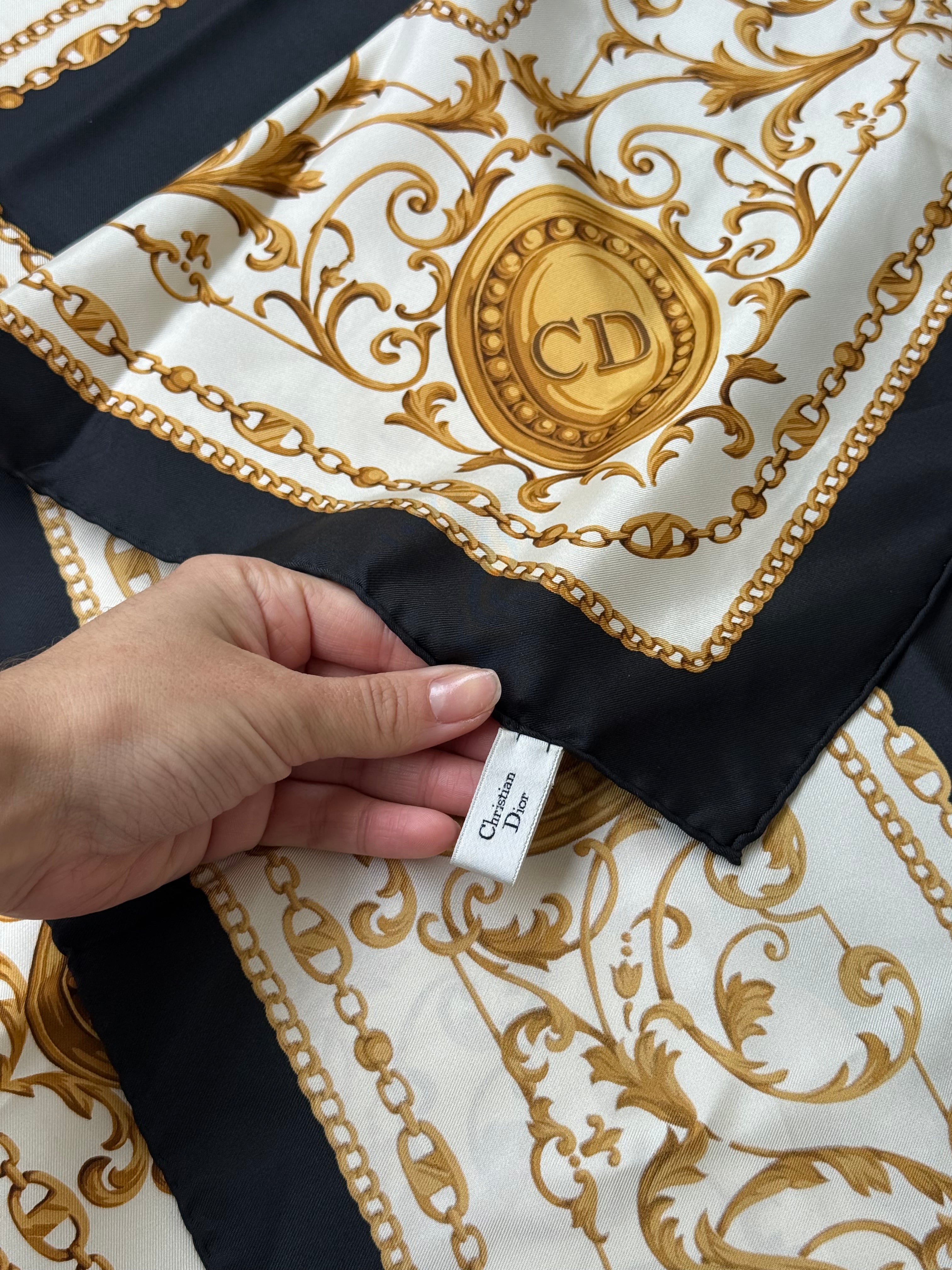 Foulard Christian Dior – Inscriptions CD et arabesques