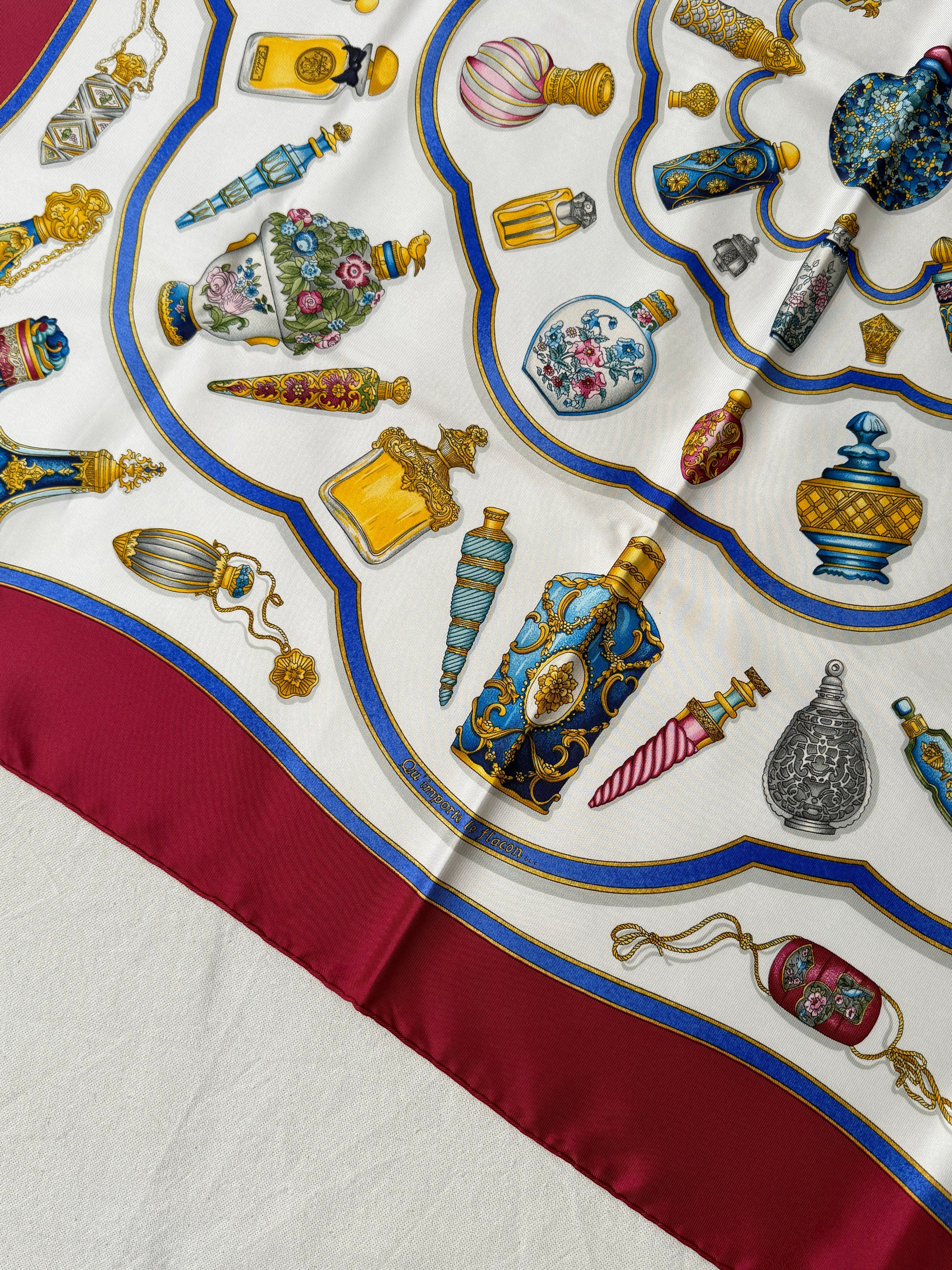 Foulard Hermès – Modèle Qu’importe Le Flacon