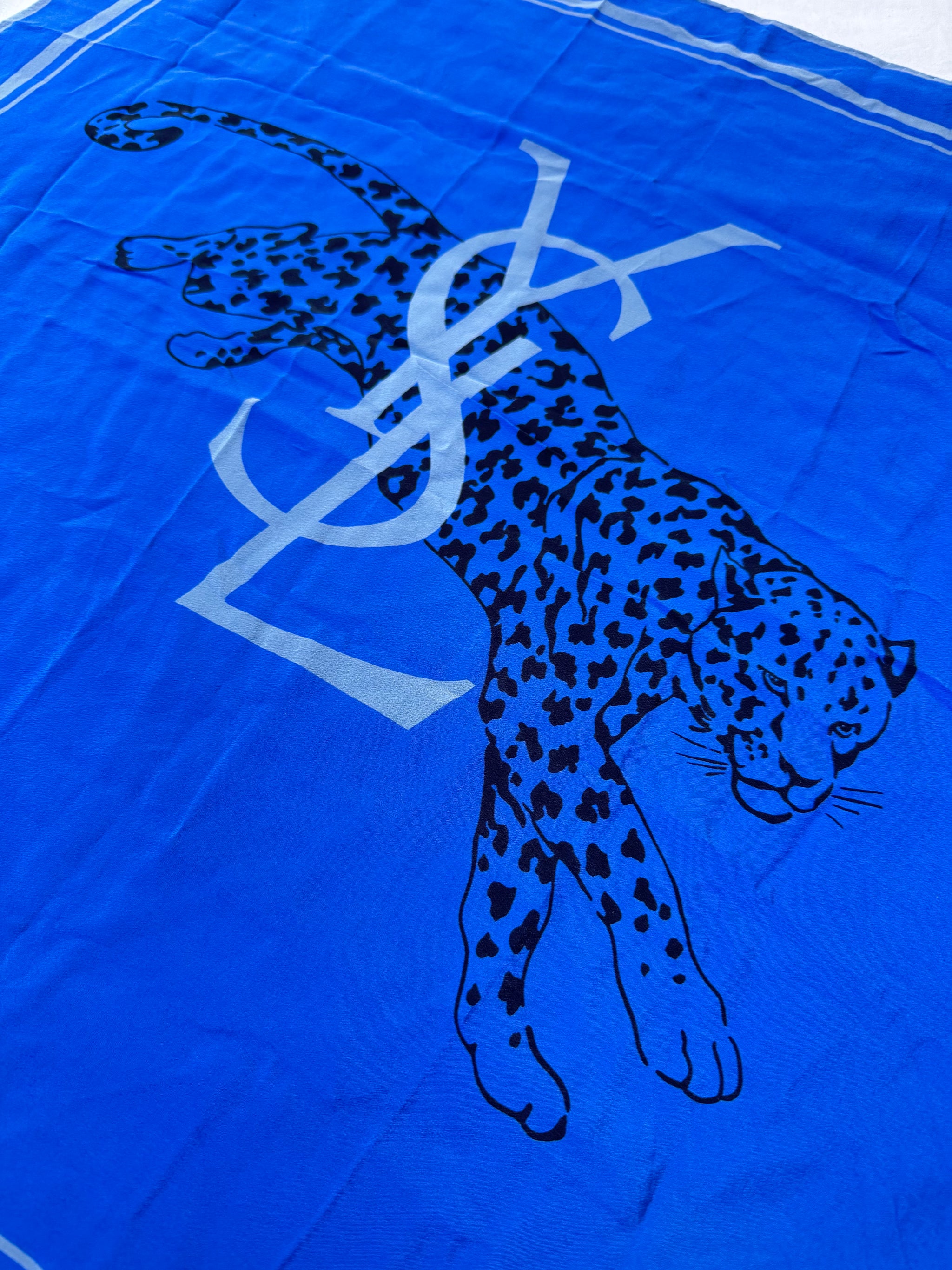Foulard Yves Saint Laurent – Modèle bleu roi et panthère noire