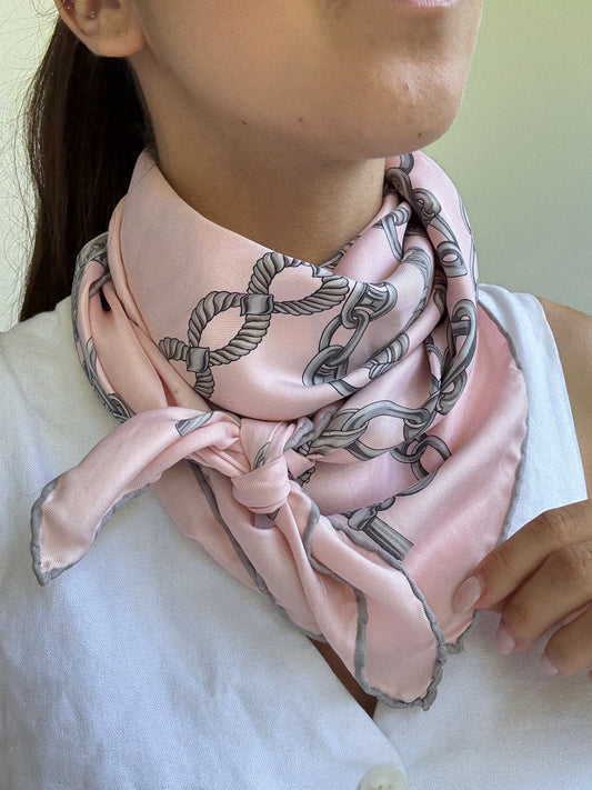 Foulard Céline – Modèle rose clair et chaînes argentées