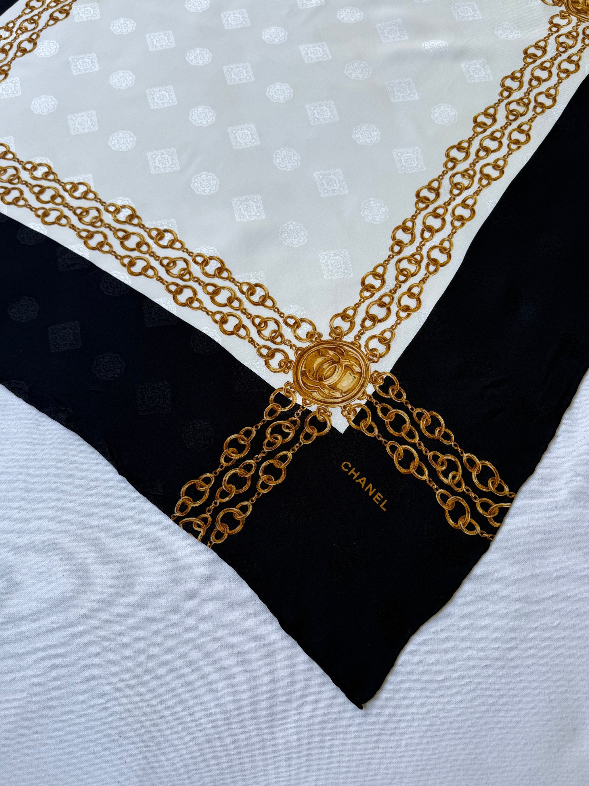 Foulard Chanel - Modèle noir et blanc avec chaînes dorées