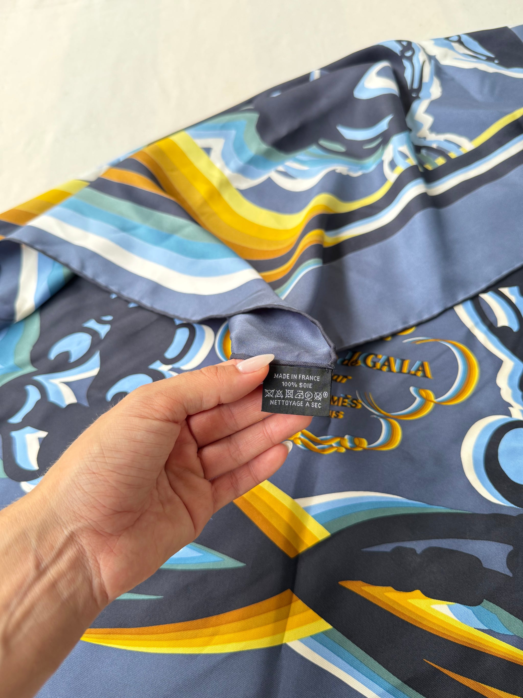 Foulard Hermès – modèle Bride de Gala Shadow