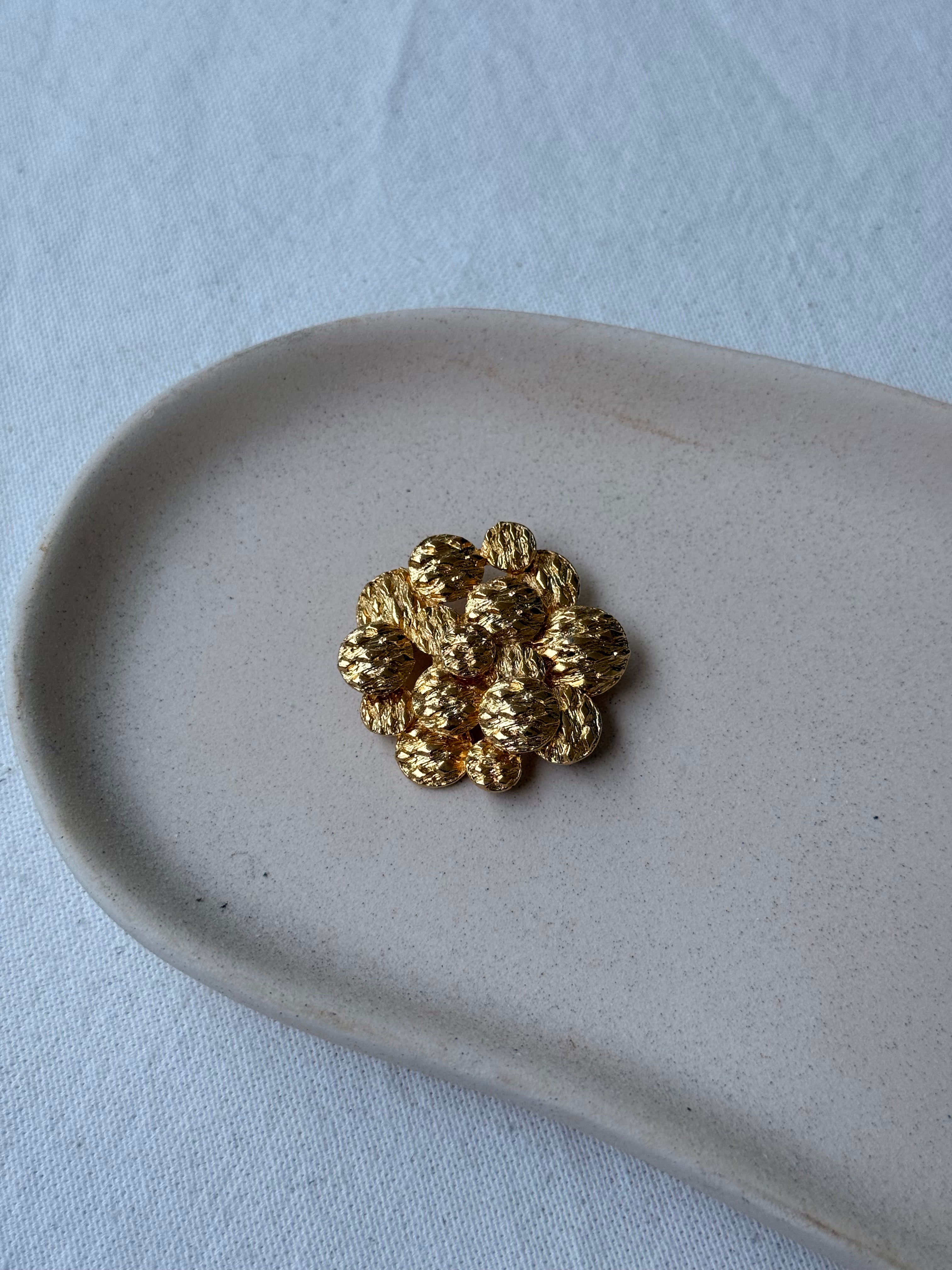 Broche vintage - Motif pastilles dorées