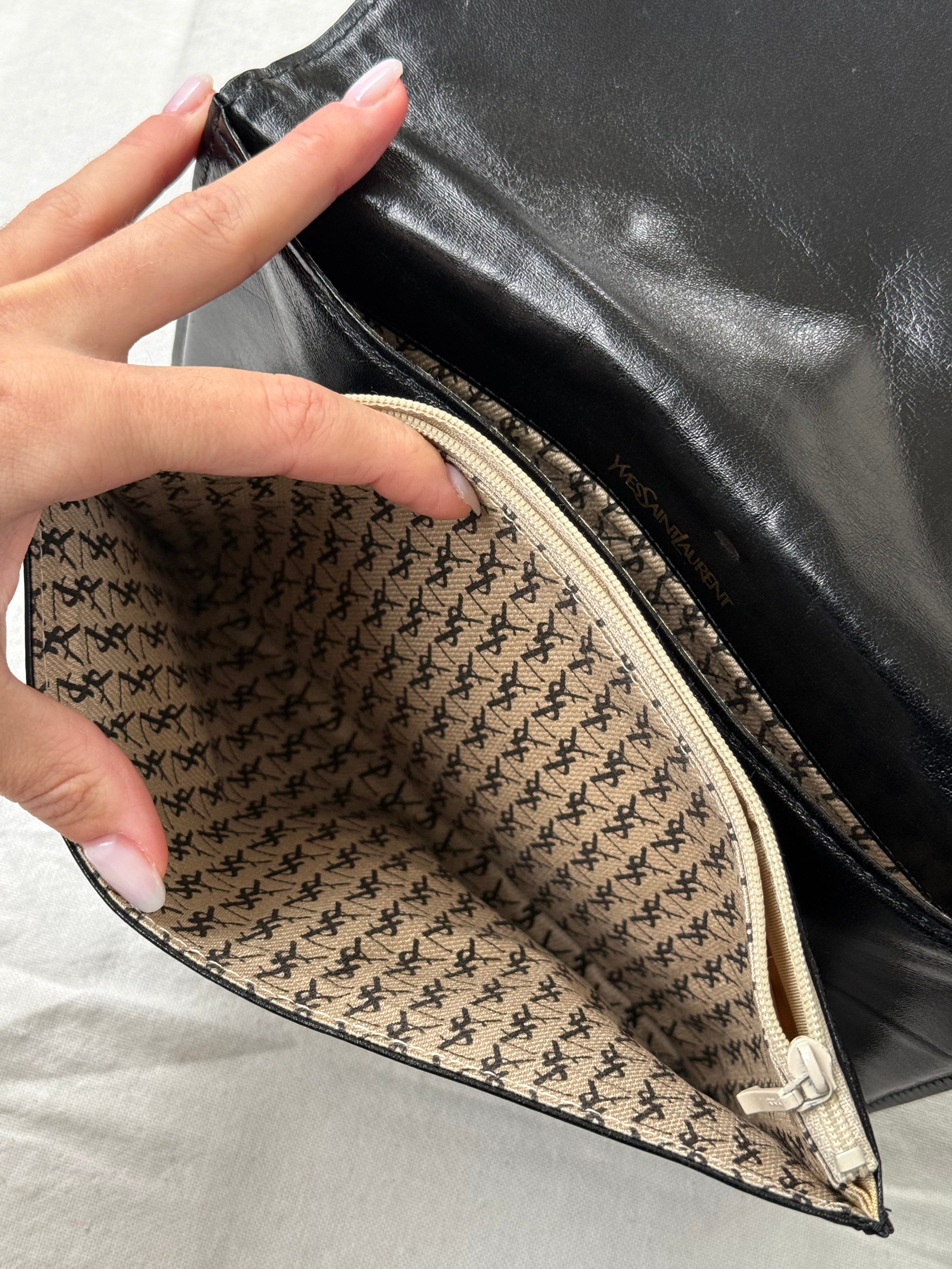 Pochette Yves Saint Laurent vintage - Enveloppe cuir noir matelassée
