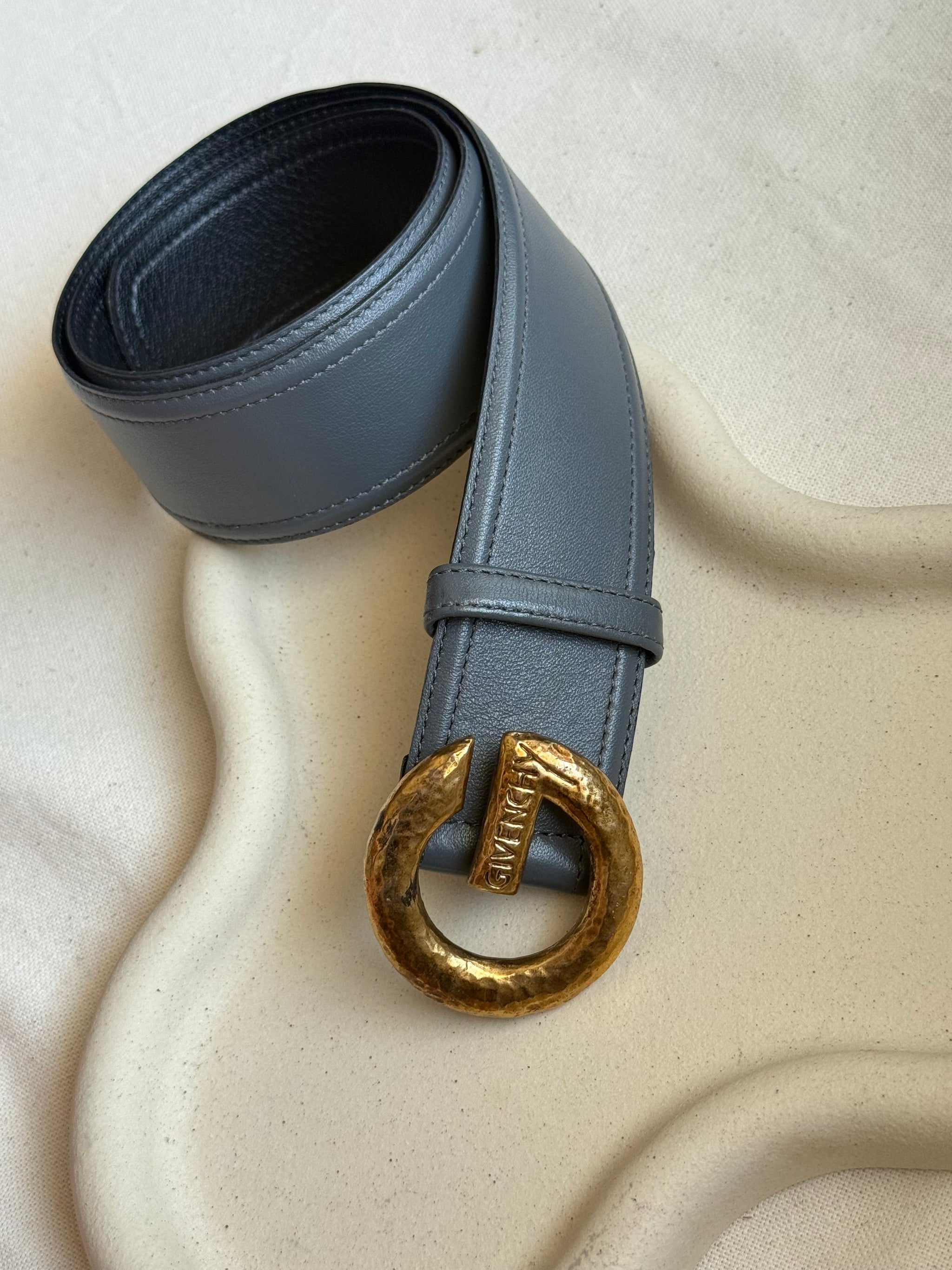 Ceinture Givenchy vintage - Cuir gris et boucle dorée
