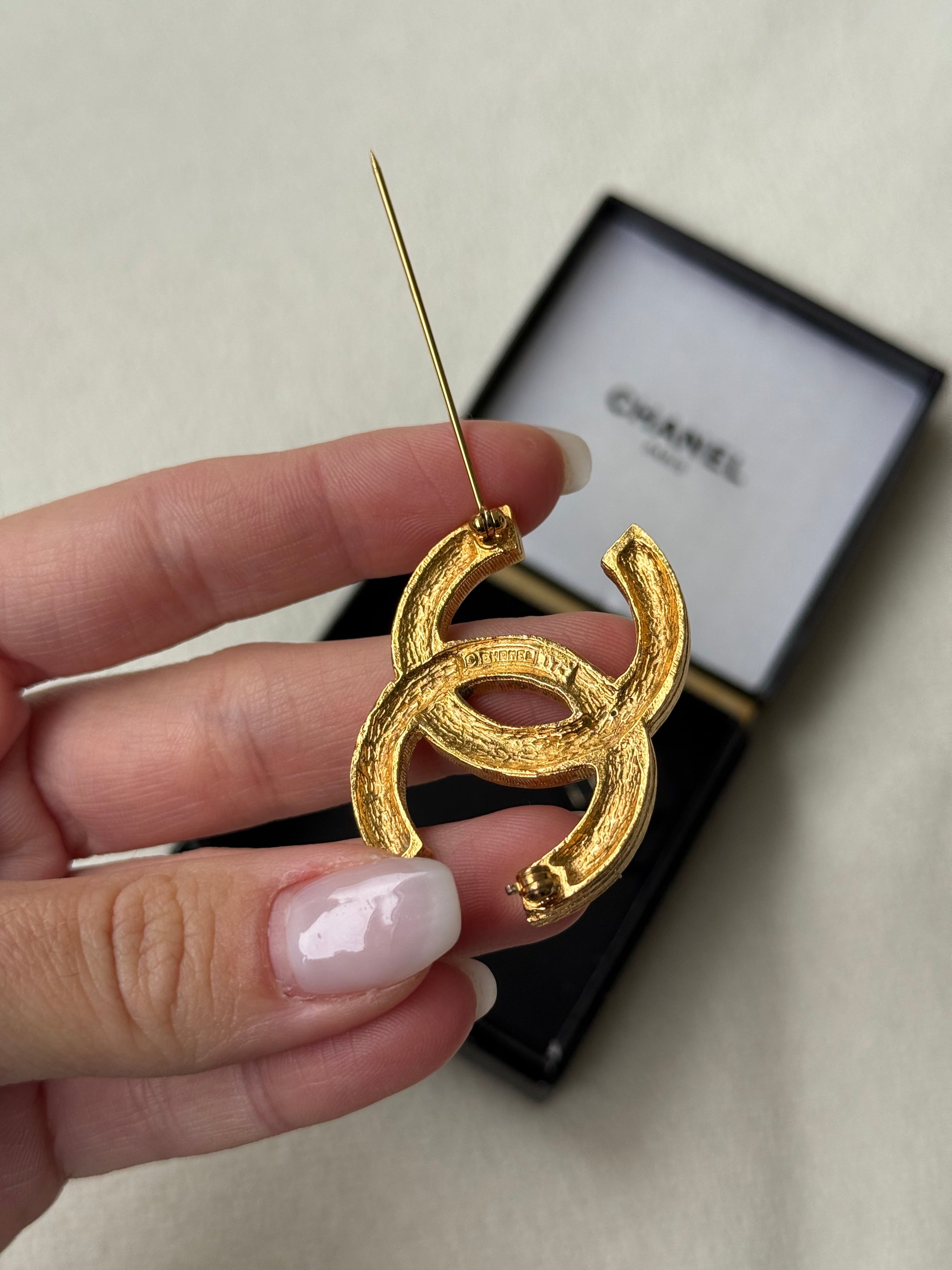 Broche Chanel vintage - CC ornée de strass