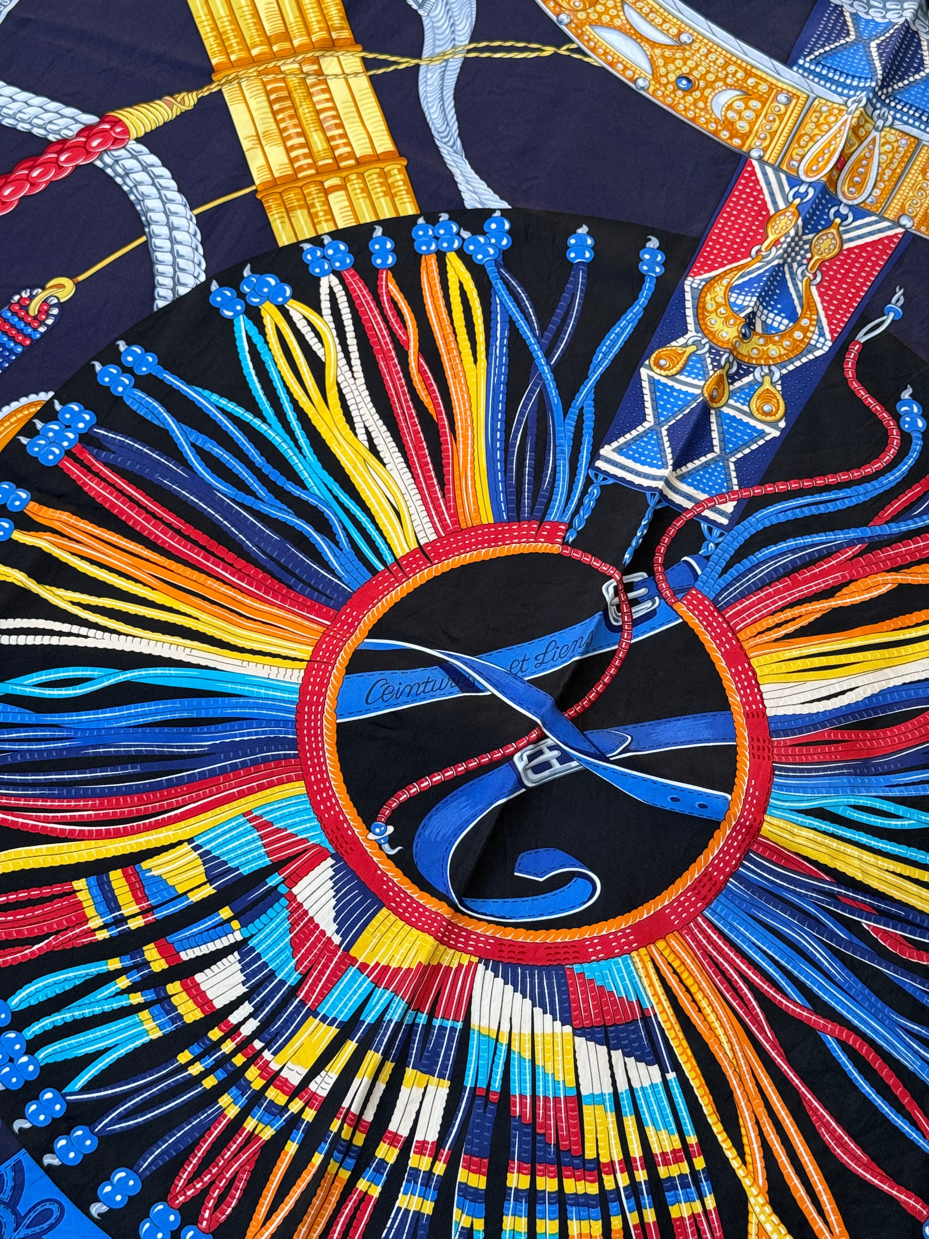 Foulard Hermès – Modèle Ceintures et Liens