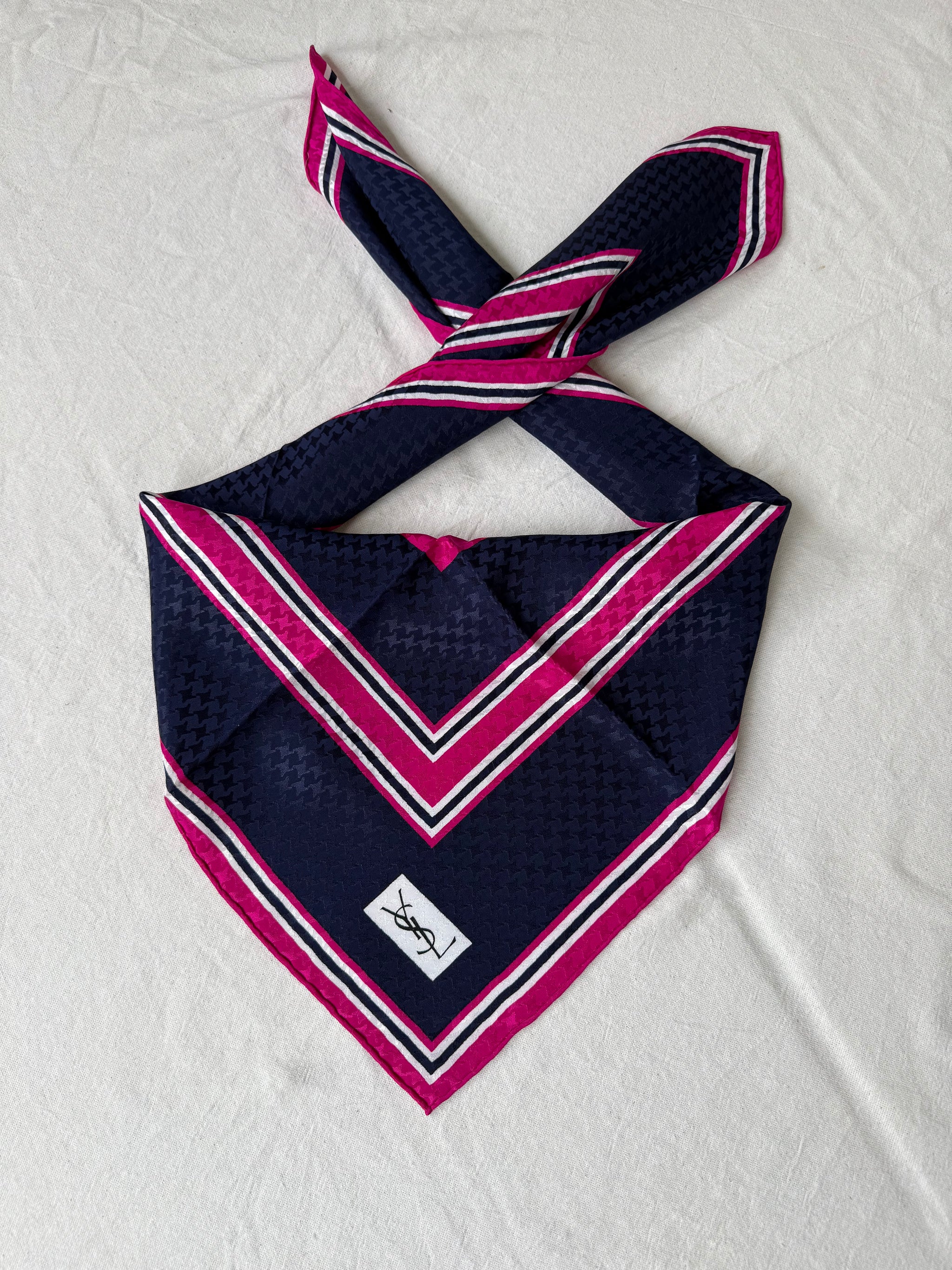 Foulard Yves Saint Laurent – Motifs graphiques