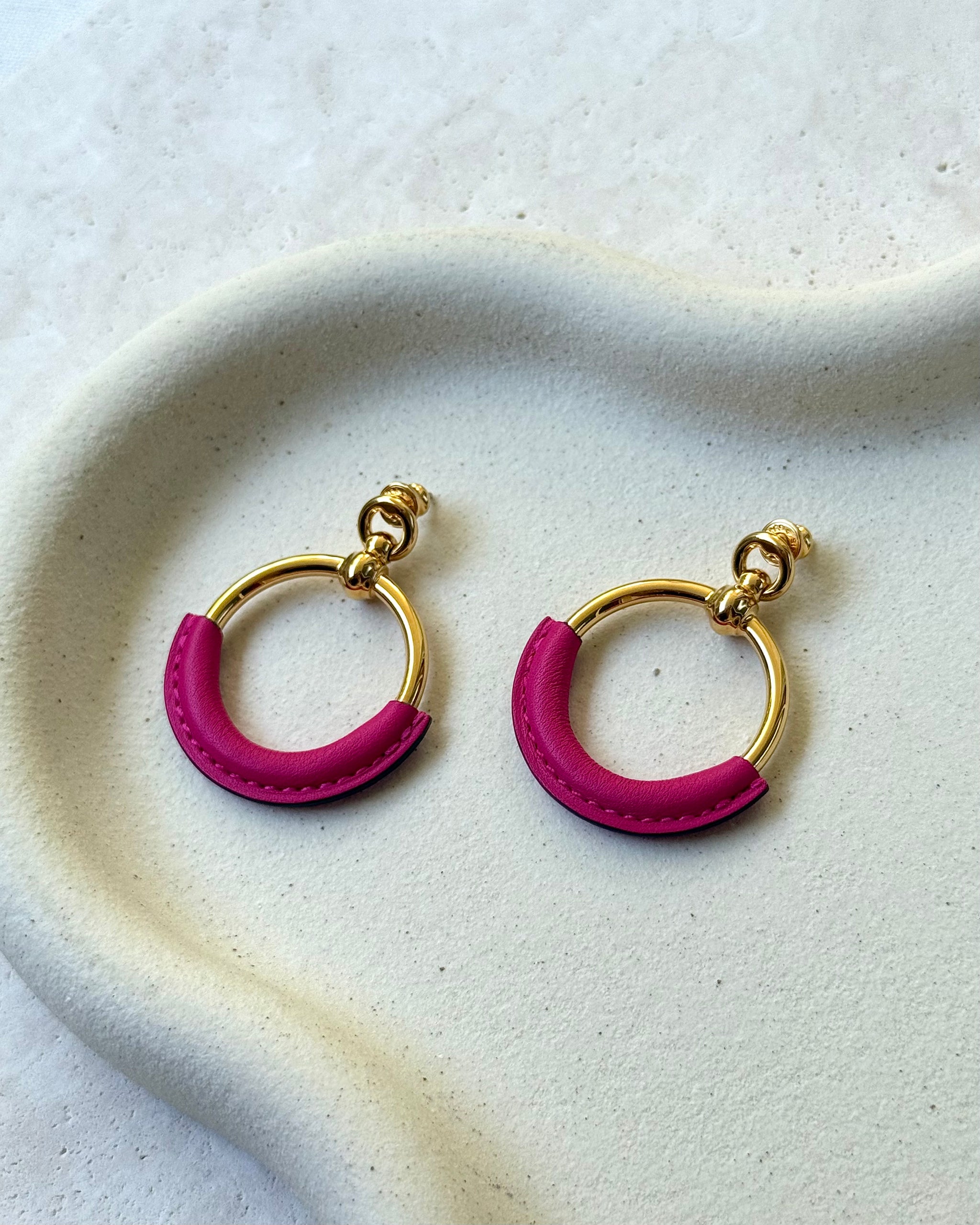Boucles d’oreilles Hermes - Cuir fuchsia et métal doré