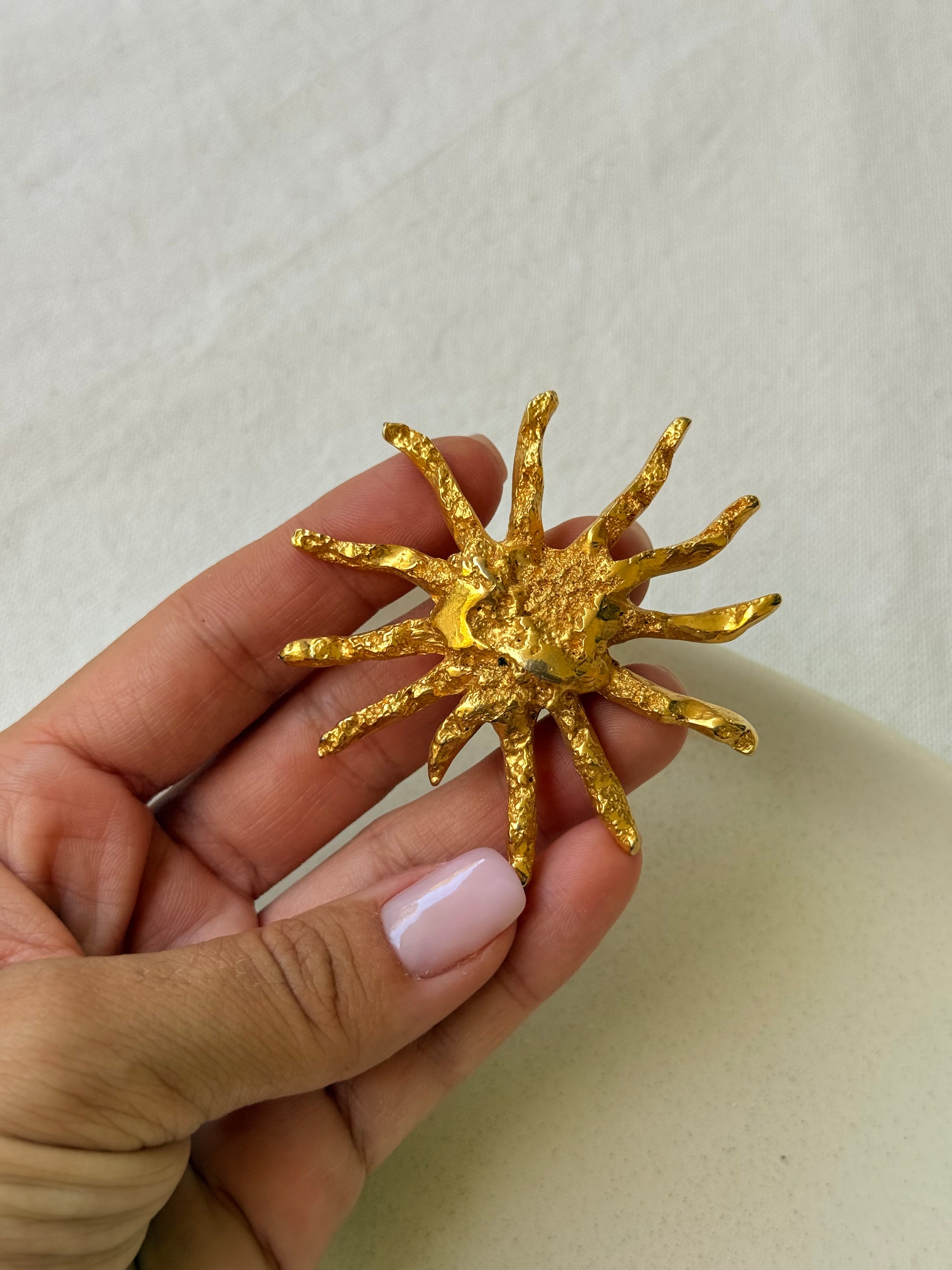 Broche Édouard Rambaud vintage - Soleil texturé doré