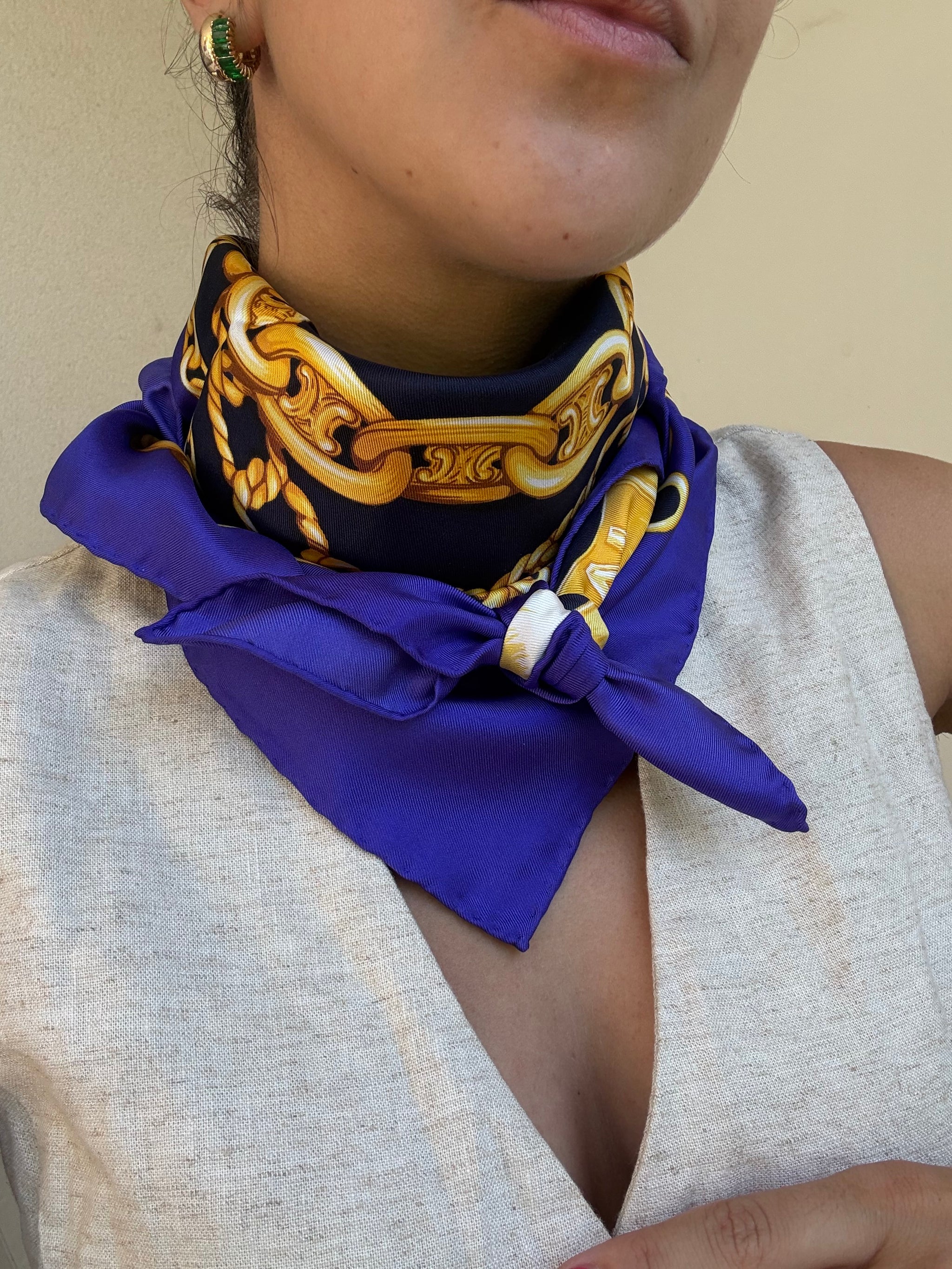 Foulard Céline – Chaînes et médaillons dorés
