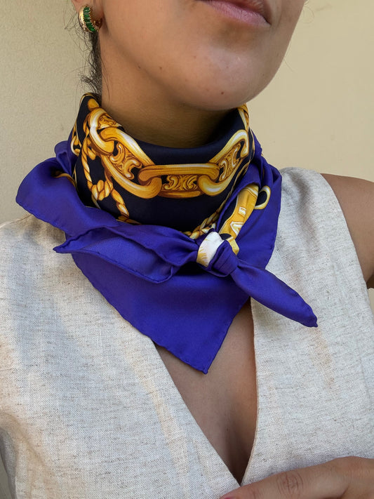 Foulard Céline – Chaînes et médaillons dorés