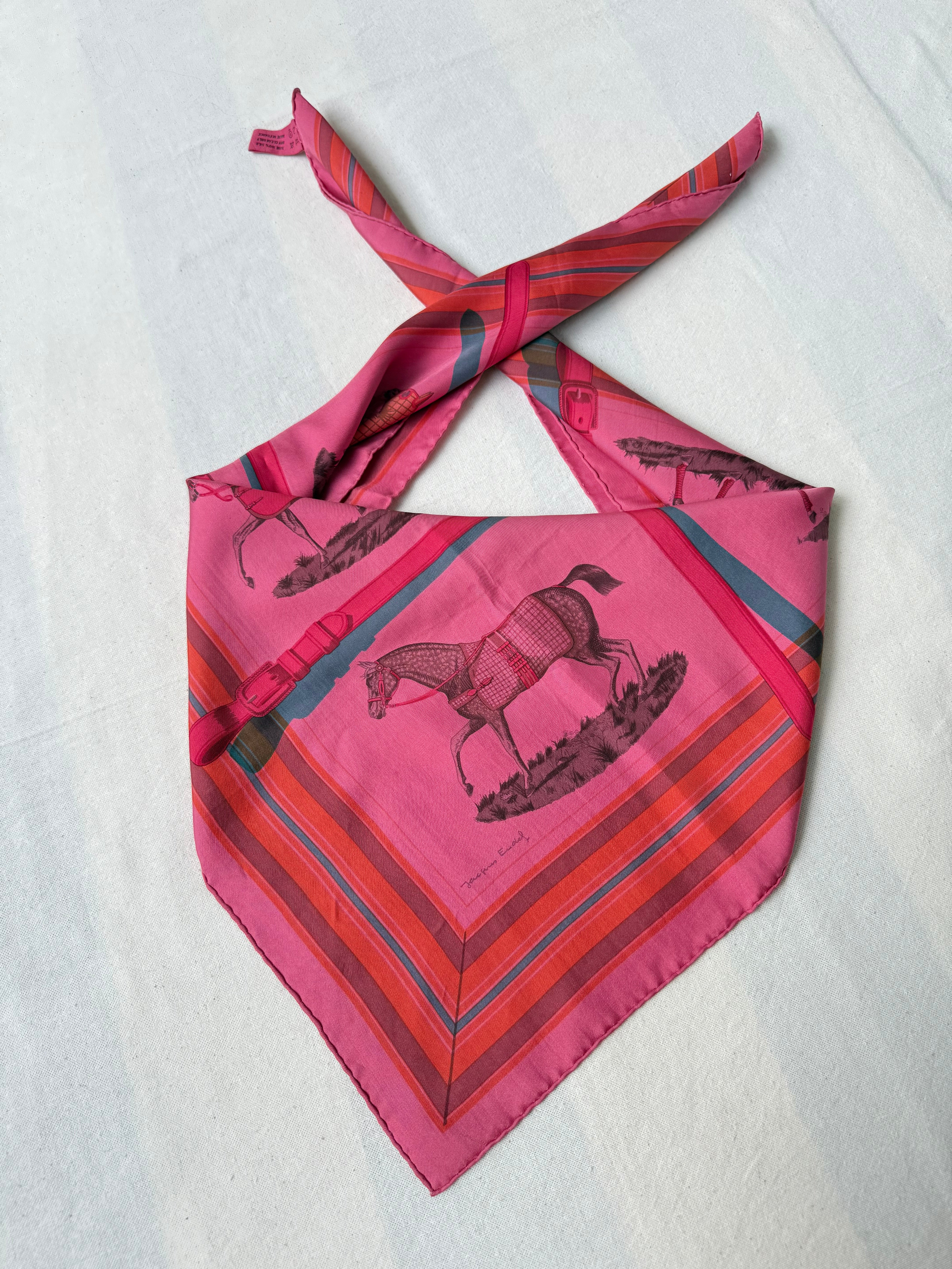 Foulard Hermès – modèle Couvertures et Tenues de jour (surteint fuchsia)