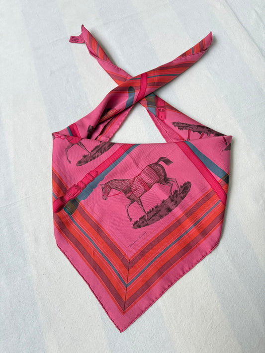 Foulard Hermès – modèle Couvertures et Tenues de jour (surteint fuchsia)