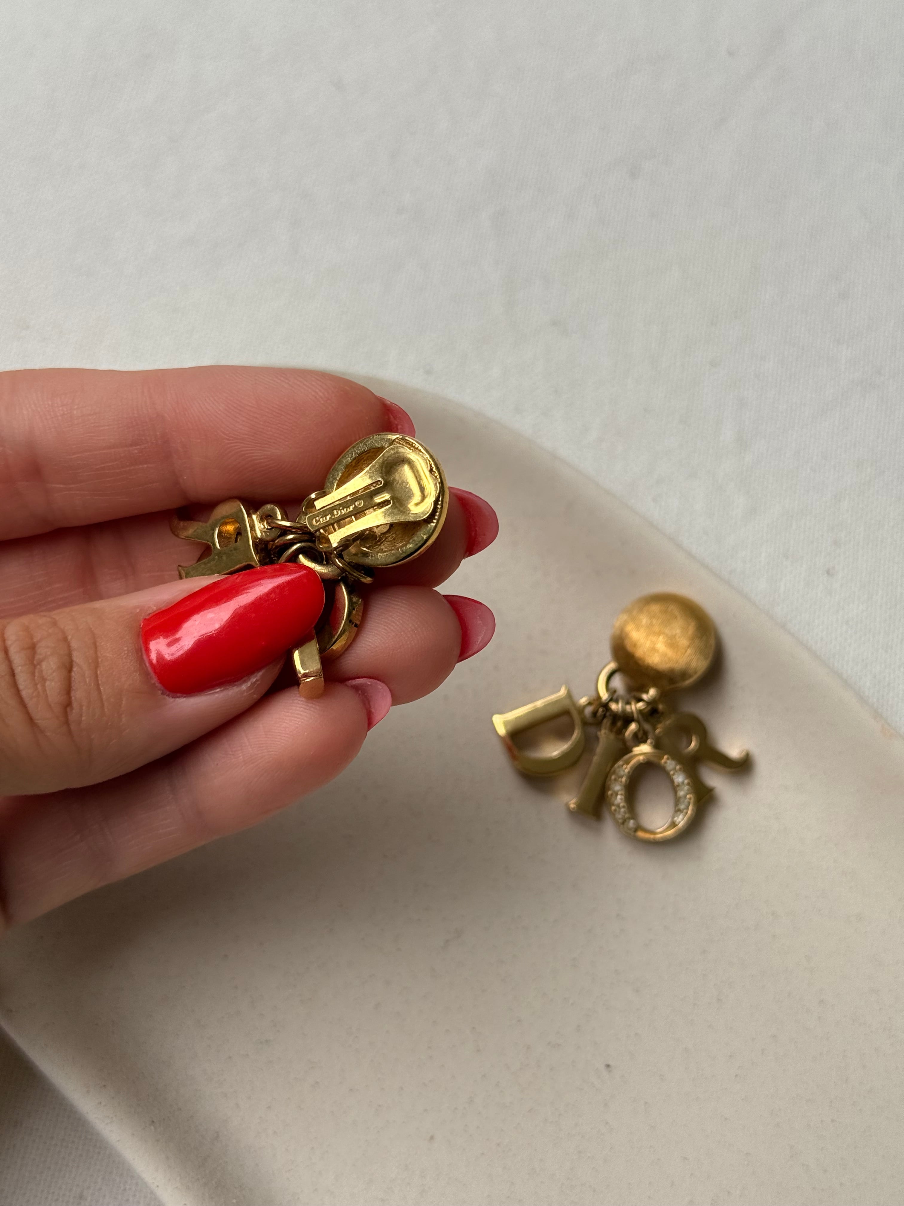 Boucles d’oreilles Christian Dior vintage - Lettres DIOR pendantes
