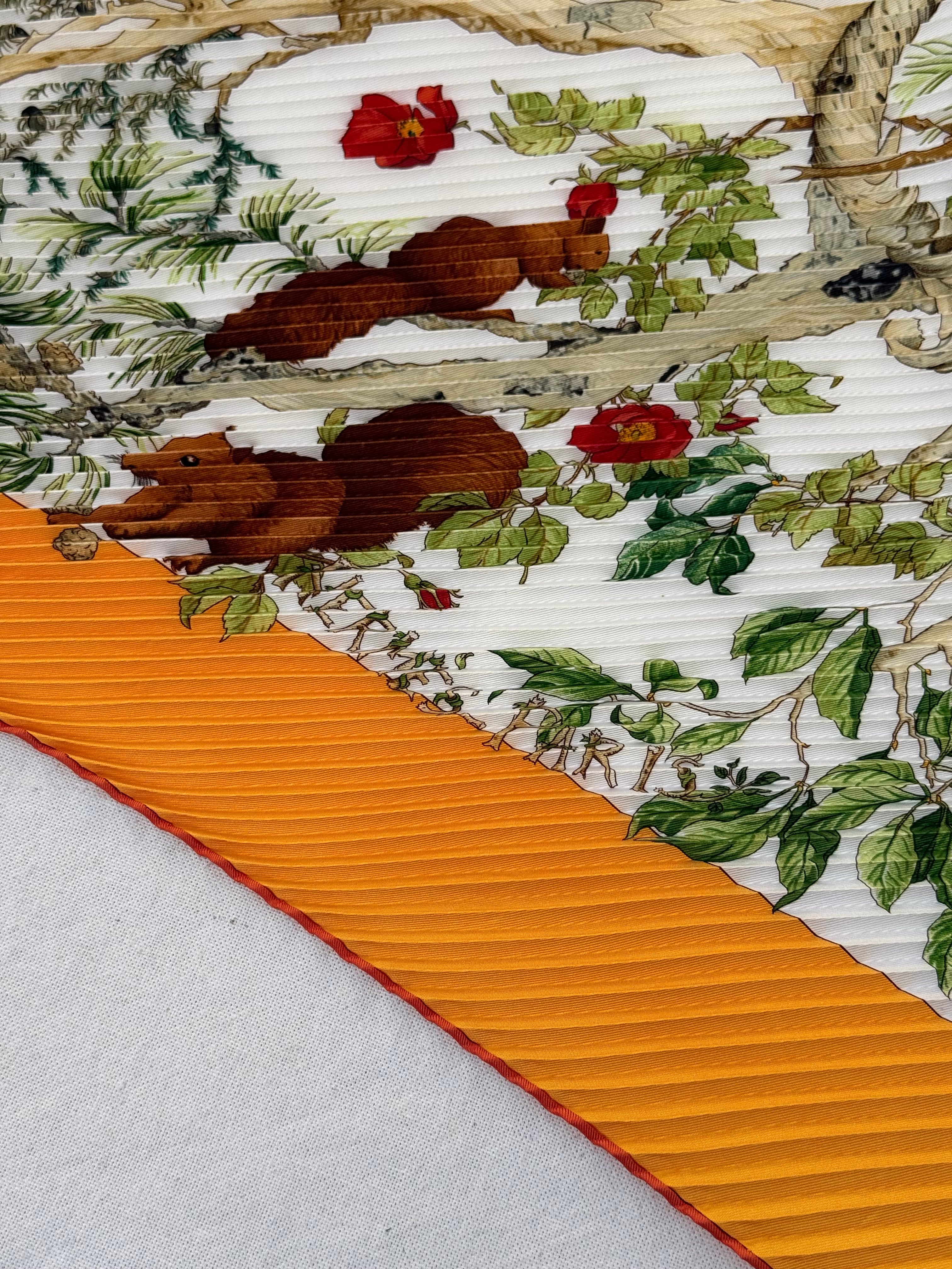 Foulard Hermès plissé – Modèle Au Cœur des Bois