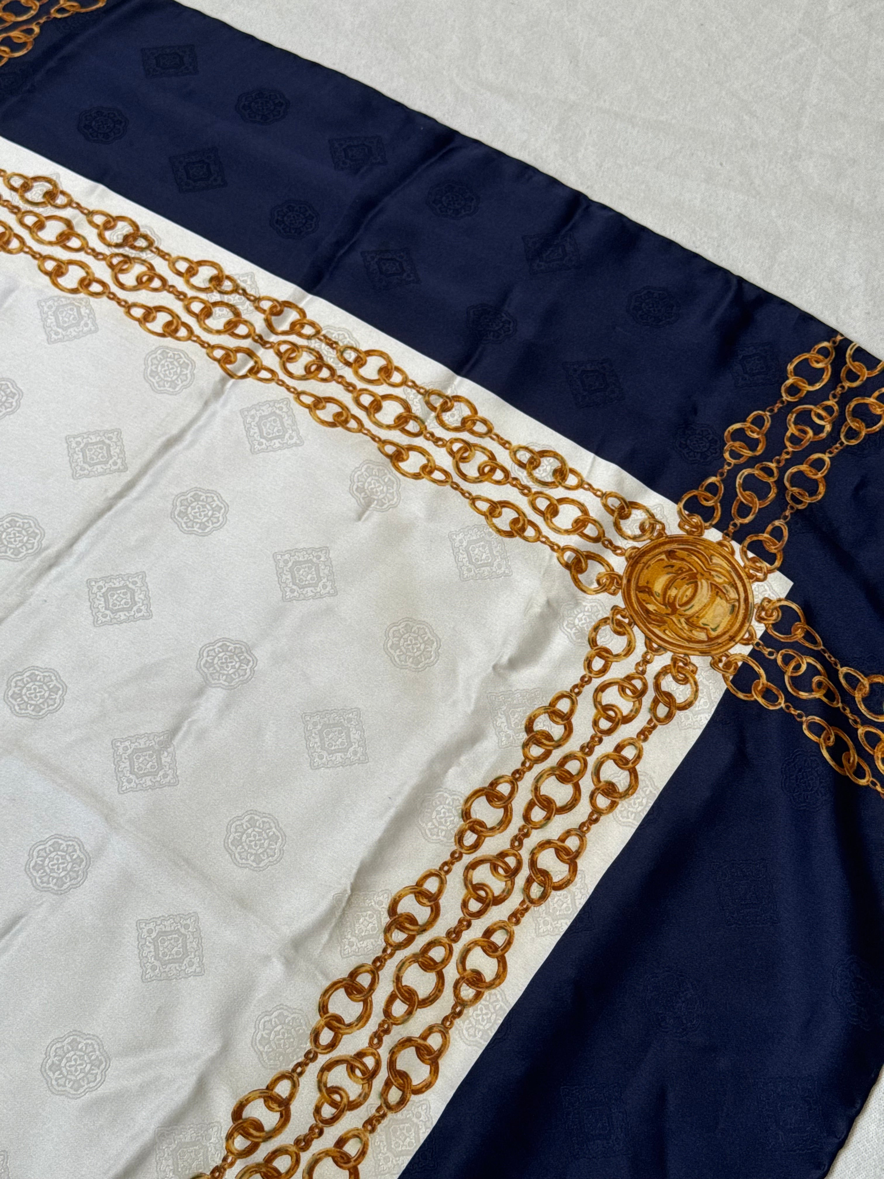 Foulard Chanel - Modèle bleu marine et blanc