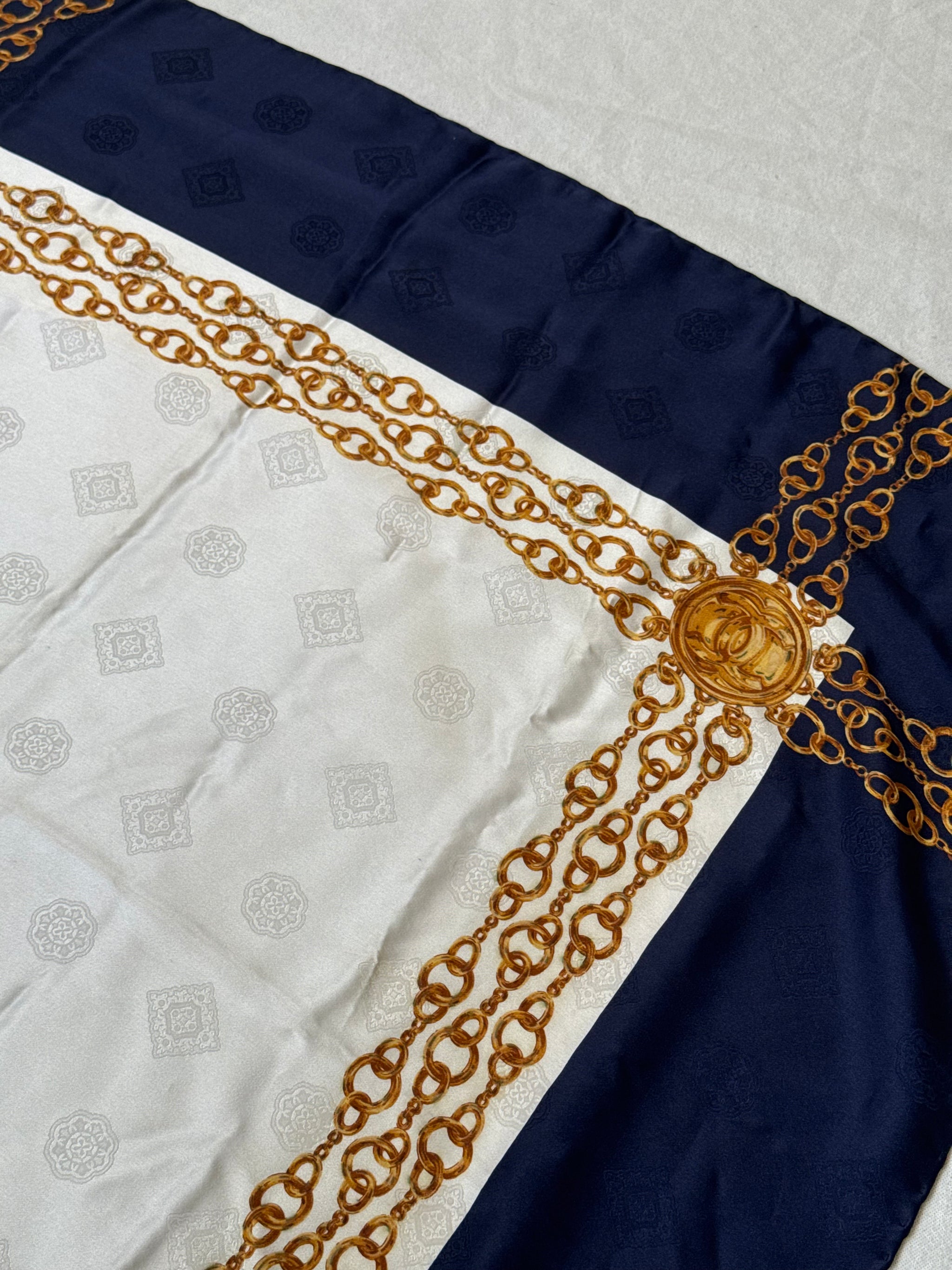 Foulard Chanel - Modèle bleu marine et blanc