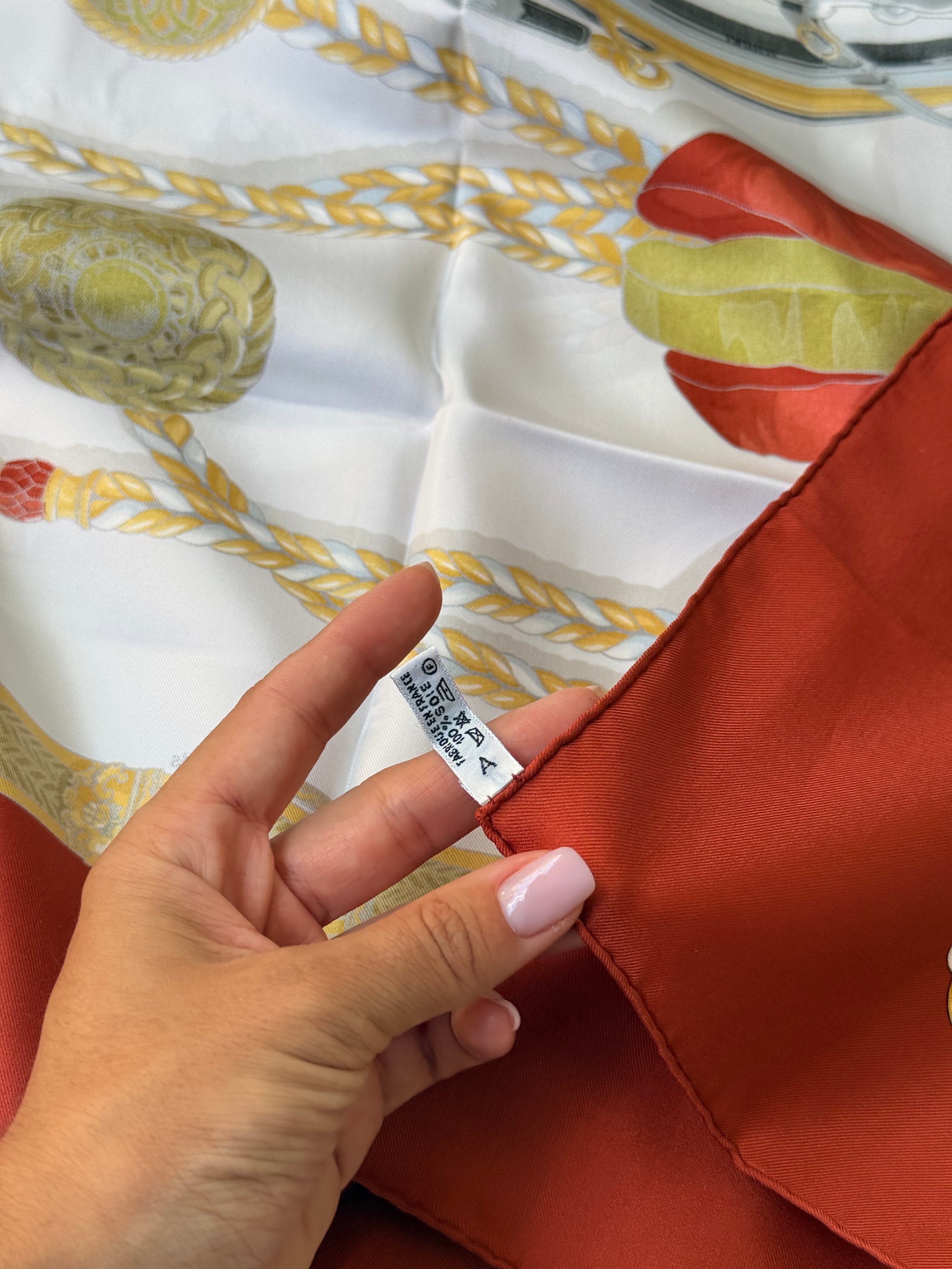 Foulard Hermès – Modèle Frontaux et Cocardes