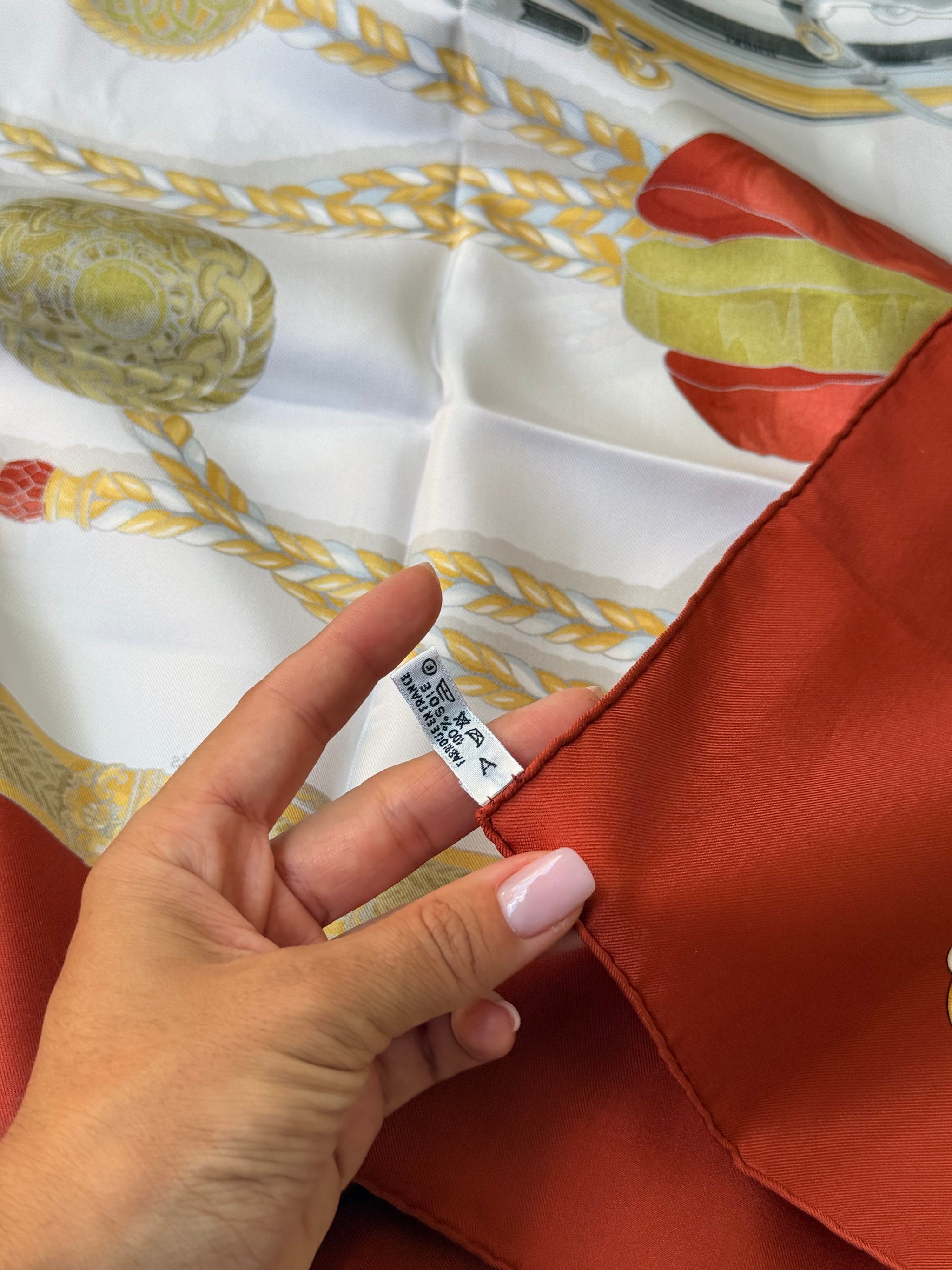 Foulard Hermès – Modèle Frontaux et Cocardes