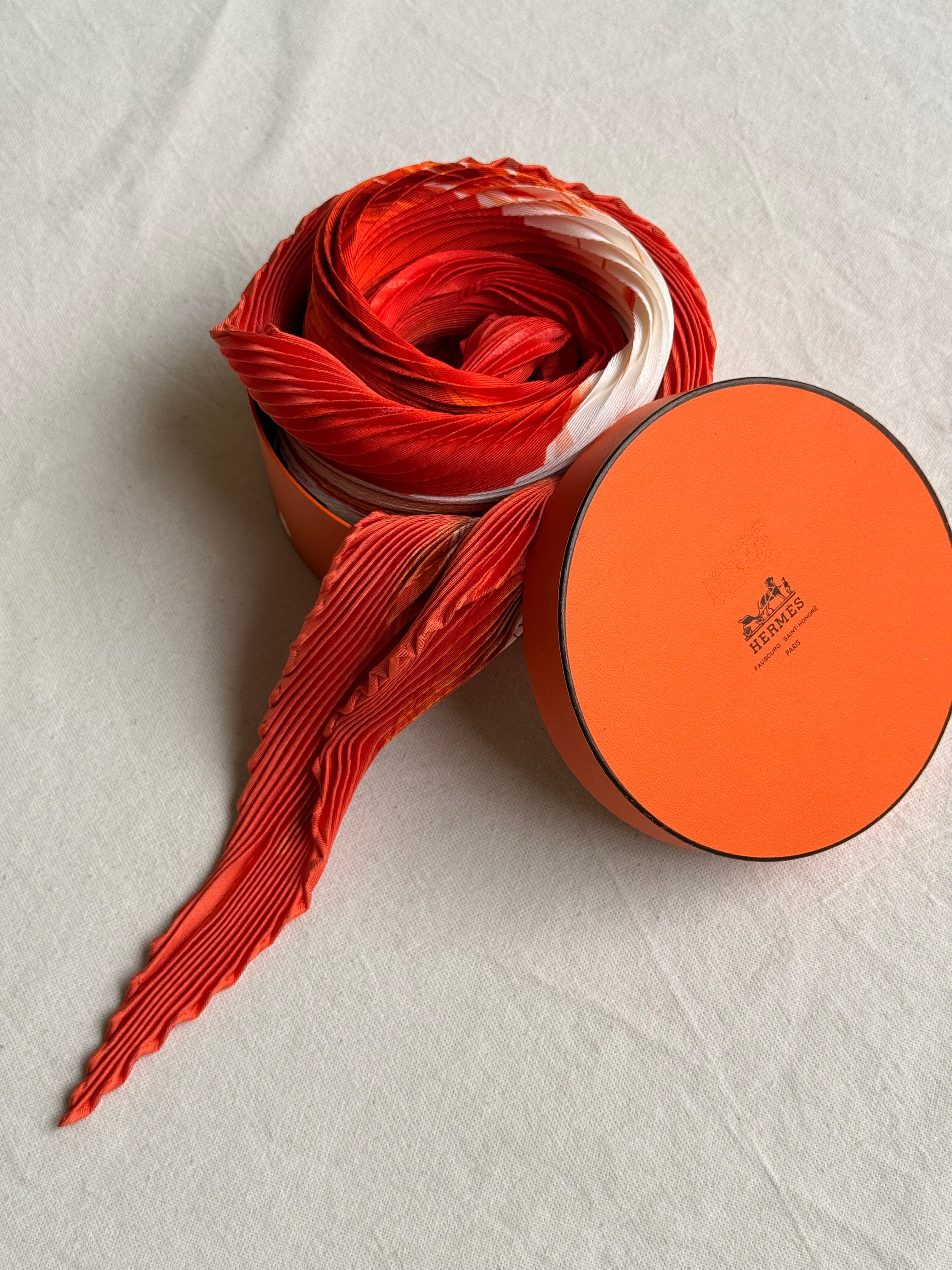 Foulard Hermès plissé – Modèle Smiles in Third Millenary