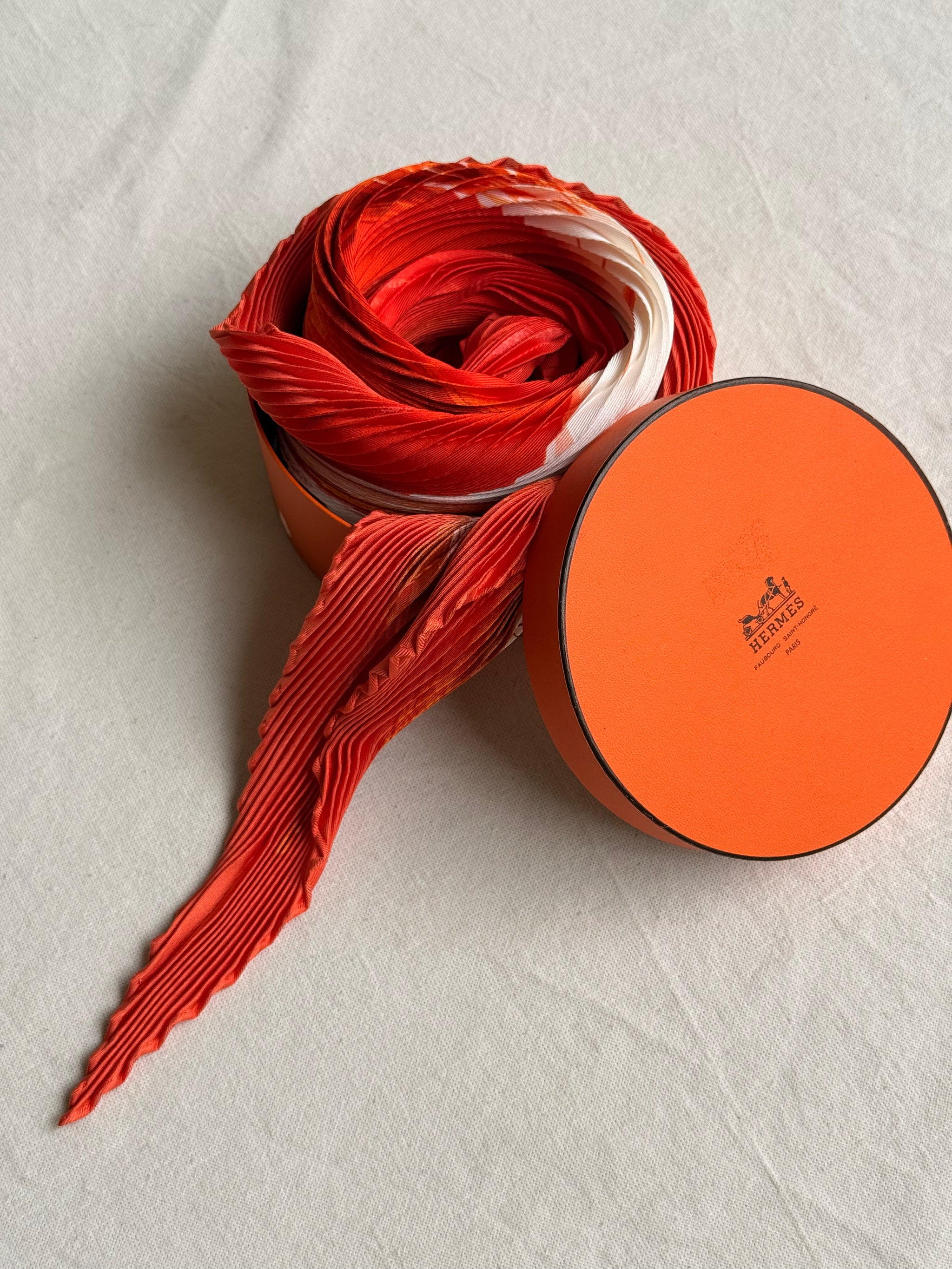 Foulard Hermès plissé – Modèle Smiles in Third Millenary
