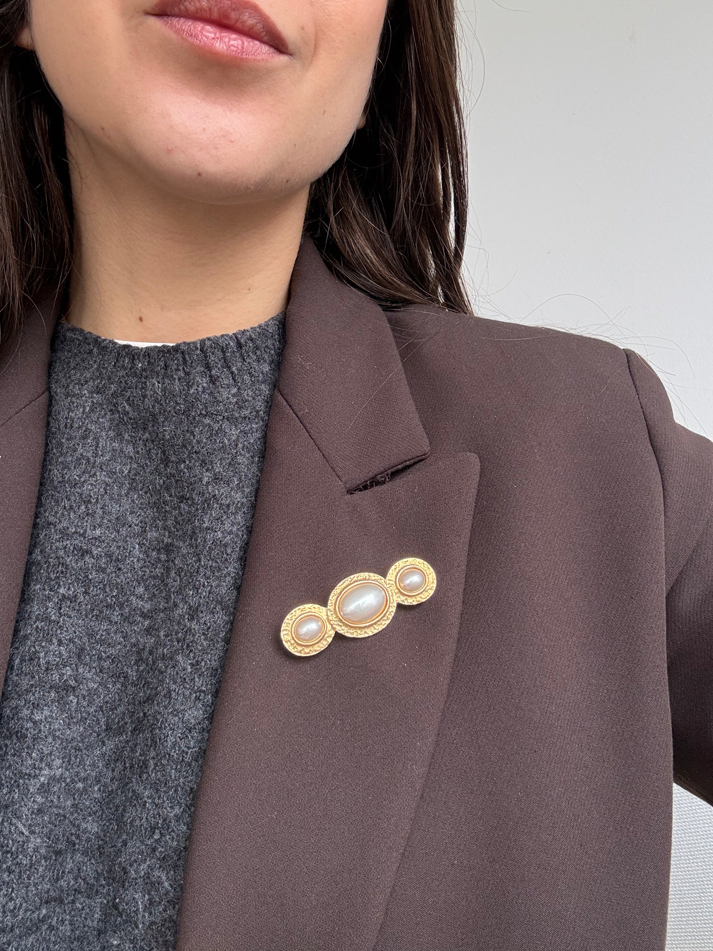 Broche Sphinx vintage - Allongée dorée et perles