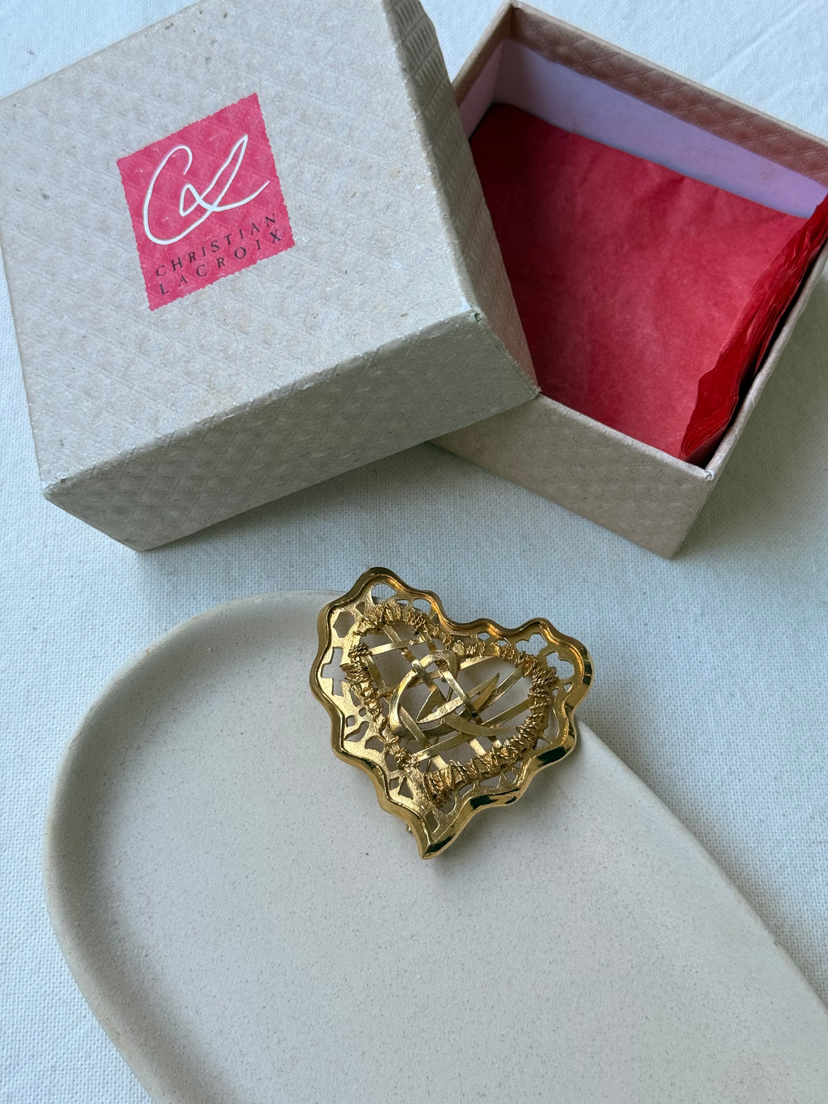 Broche Christian Lacroix vintage - Coeur doré ajouré