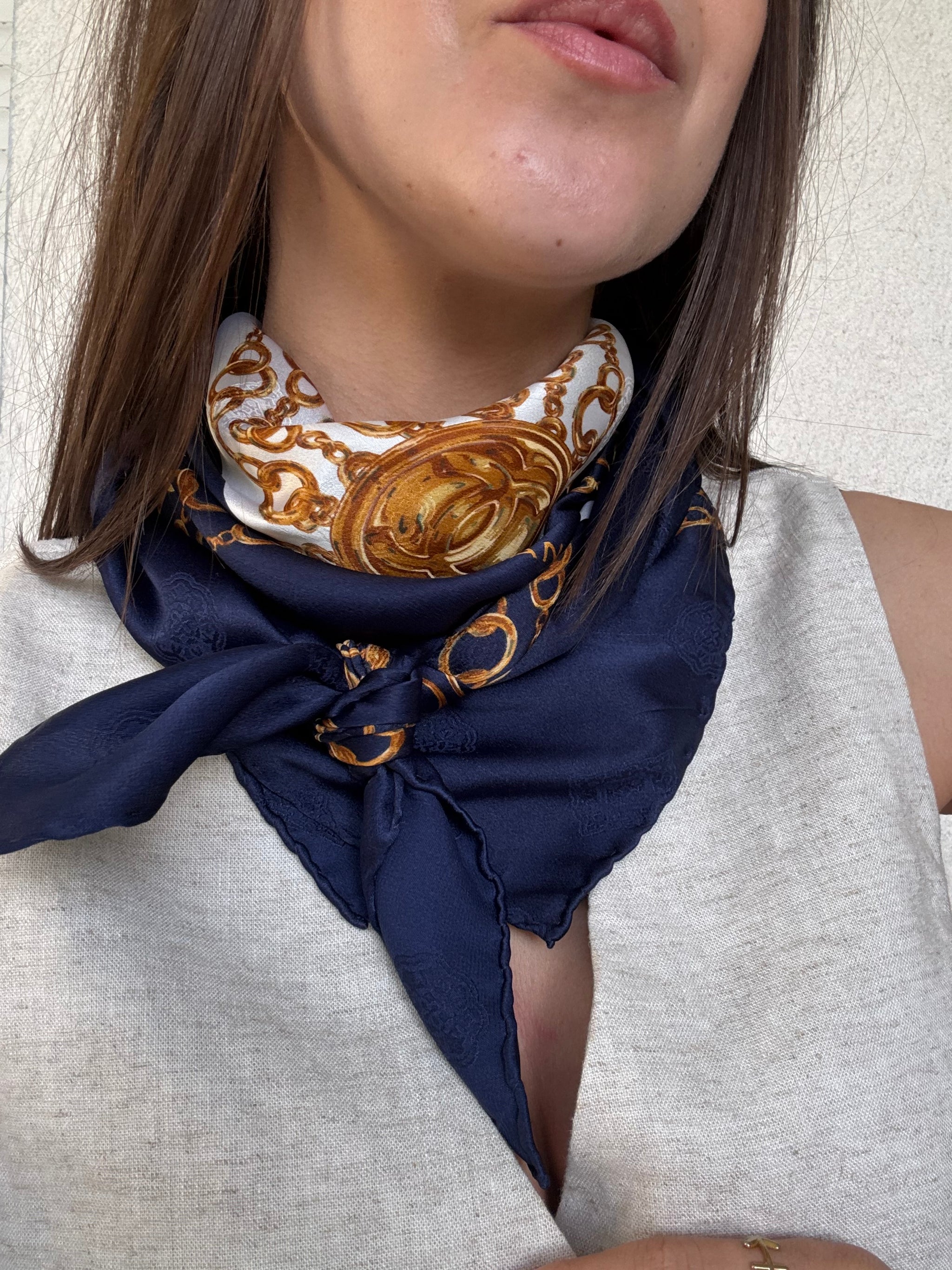 Foulard Chanel - Modèle bleu marine et blanc