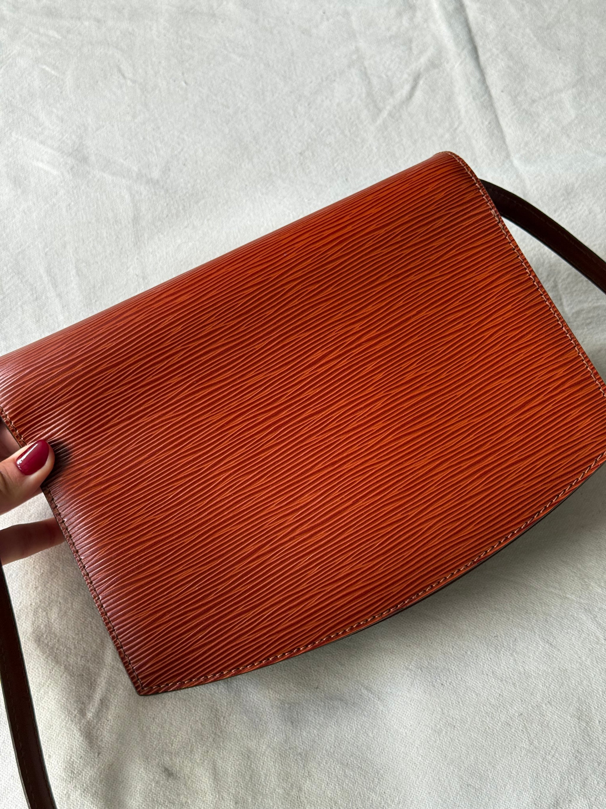 Sac Louis Vuitton- Modèle Presbourg en cuir épi cognac