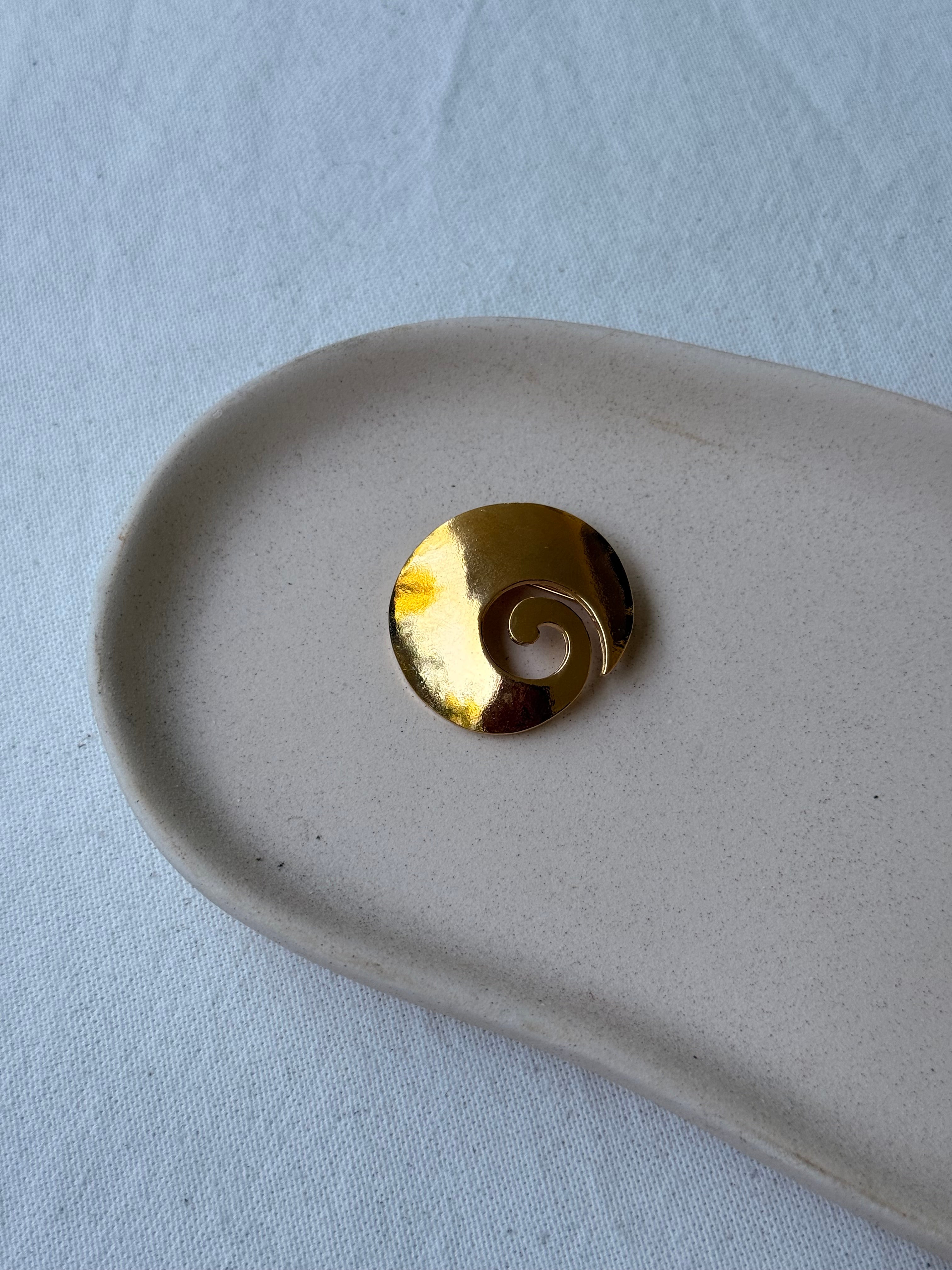 Broche vintage - Motif tourbillon doré