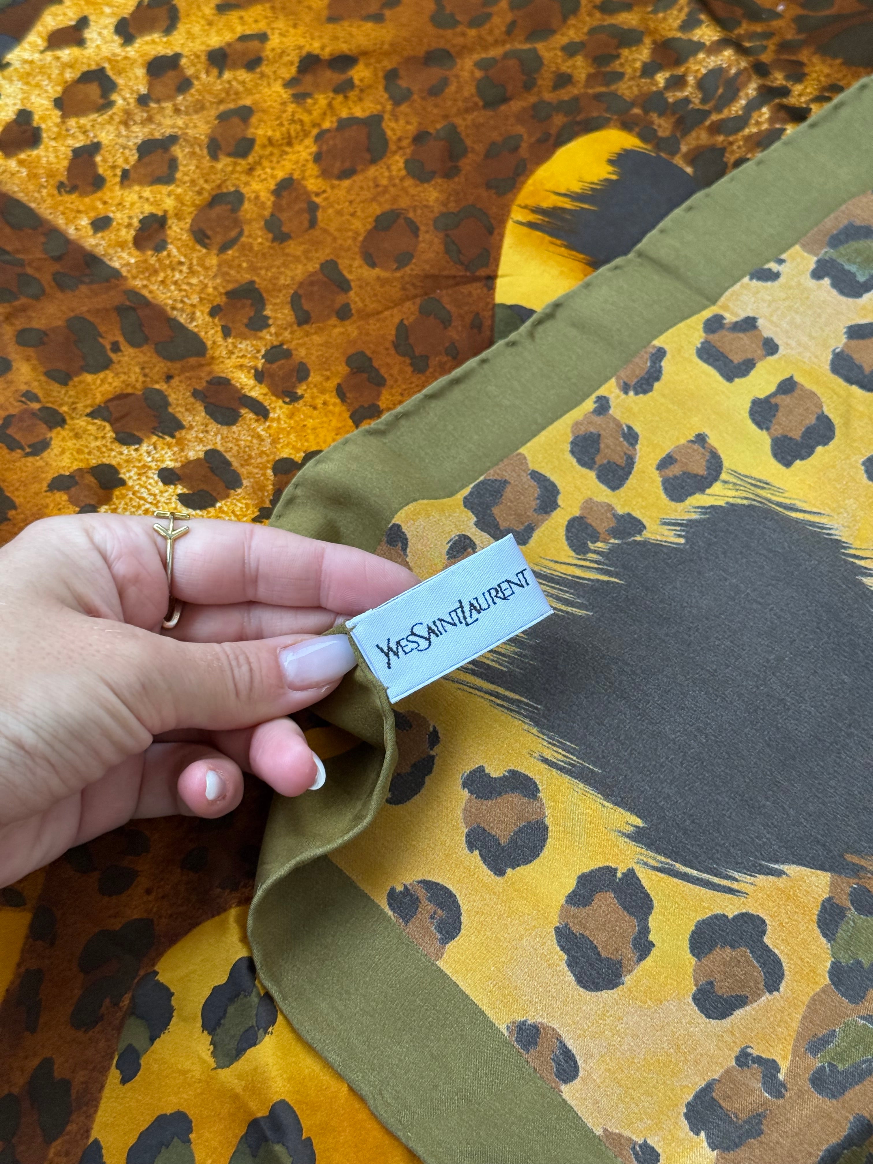 Foulard Yves Saint Laurent – Motifs léopards