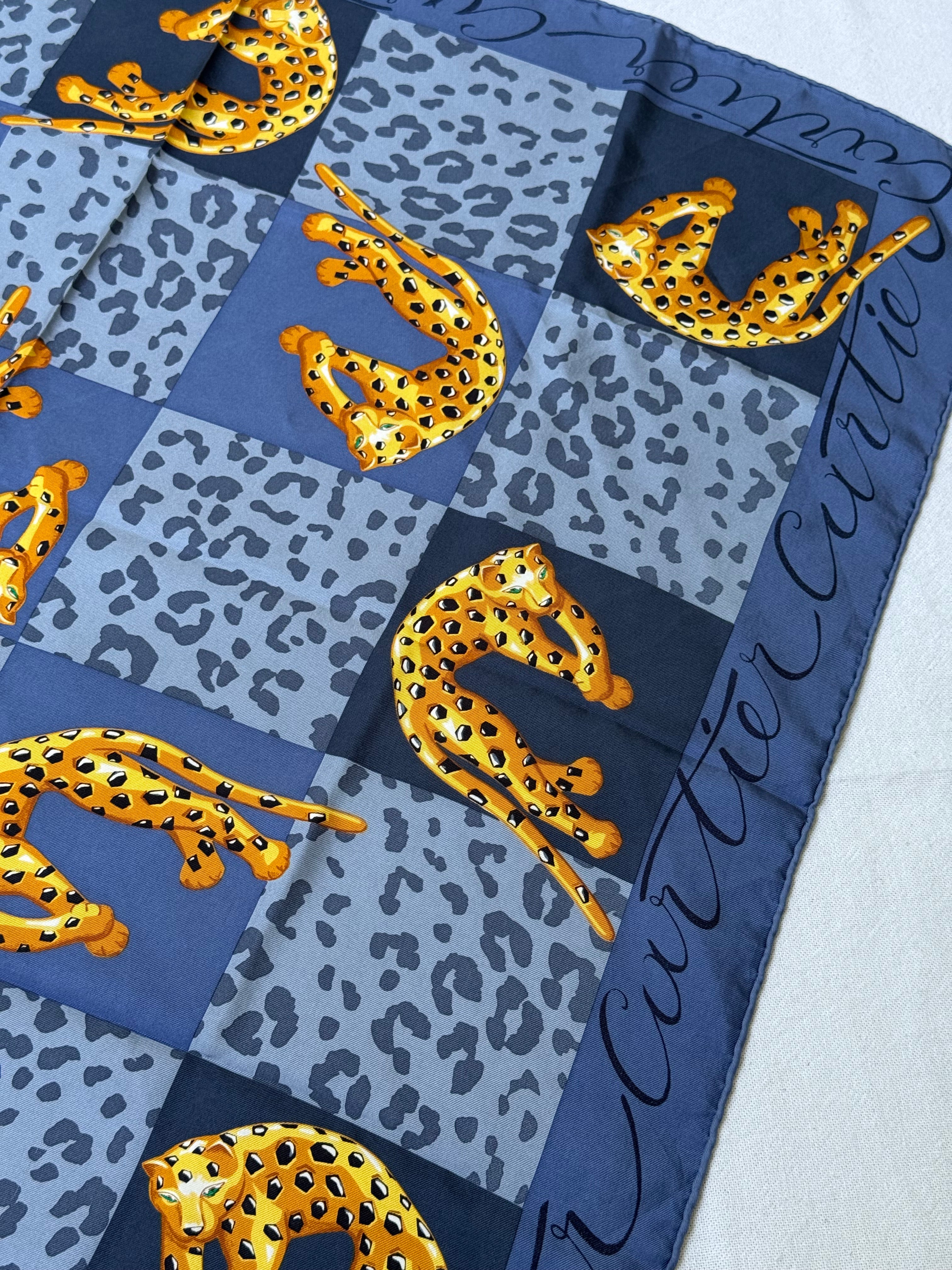 Foulard Cartier – Modèle bleu et panthères