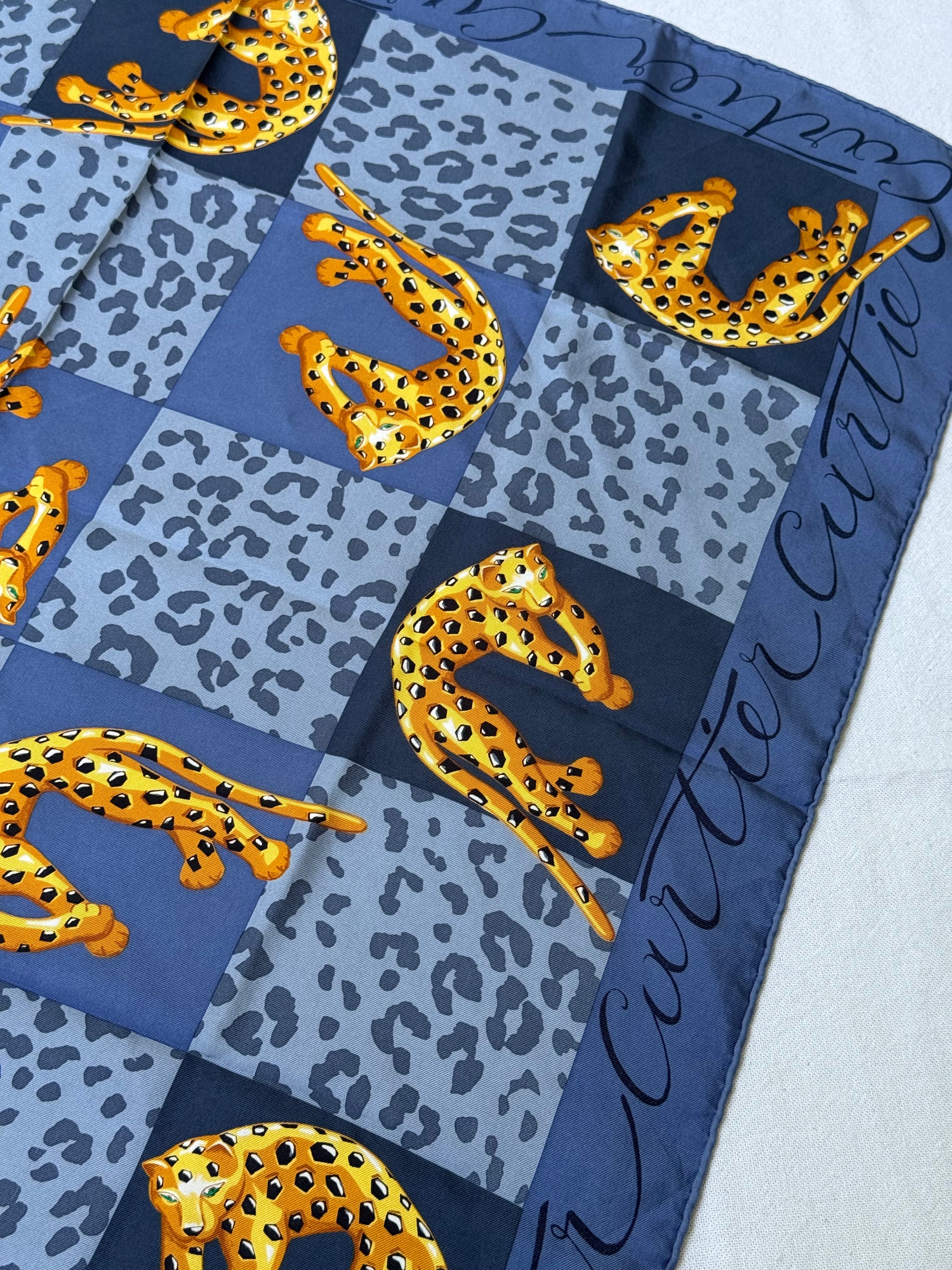 Foulard Cartier – Modèle bleu et panthères