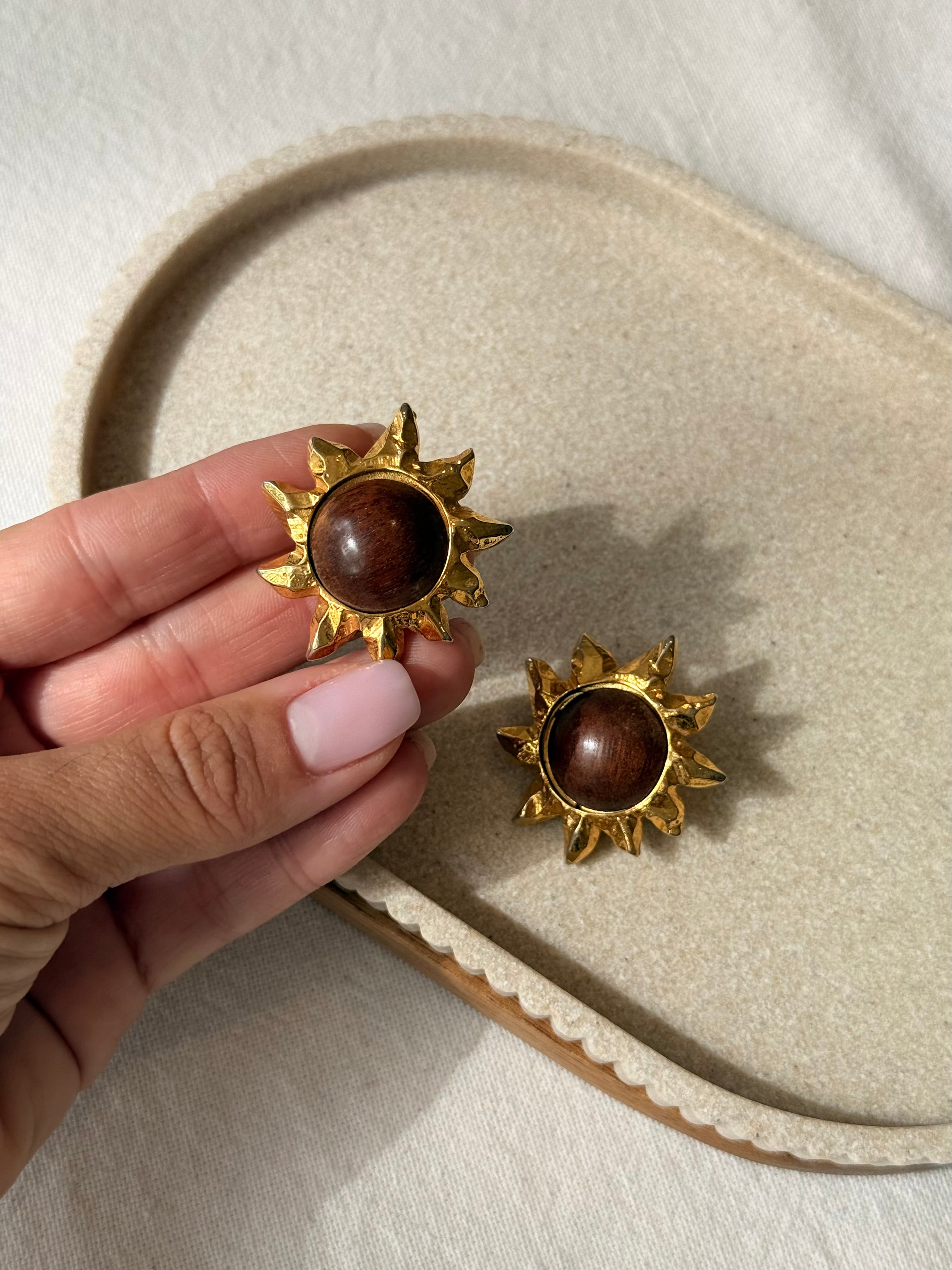 Boucles d’oreilles vintage - Soleils dorés et cabochons bois