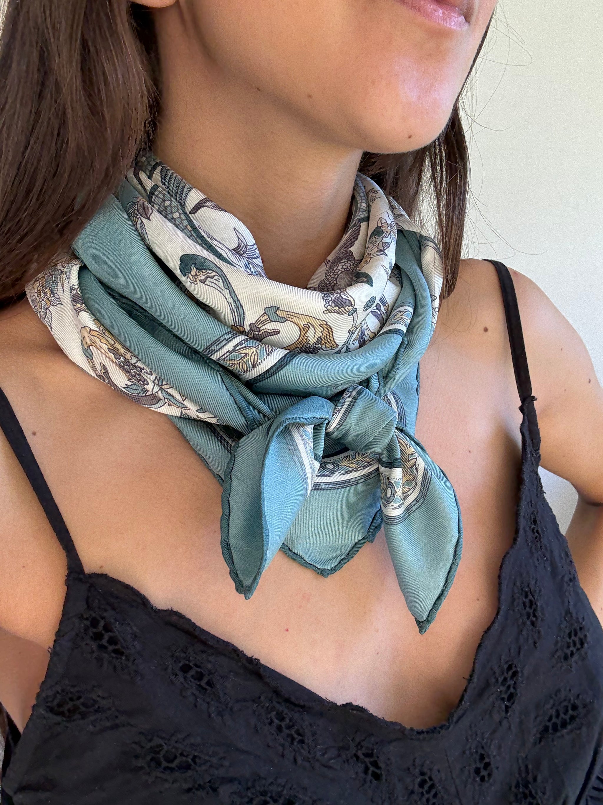 Foulard Christian Dior – Modèle cœurs bleu ciel