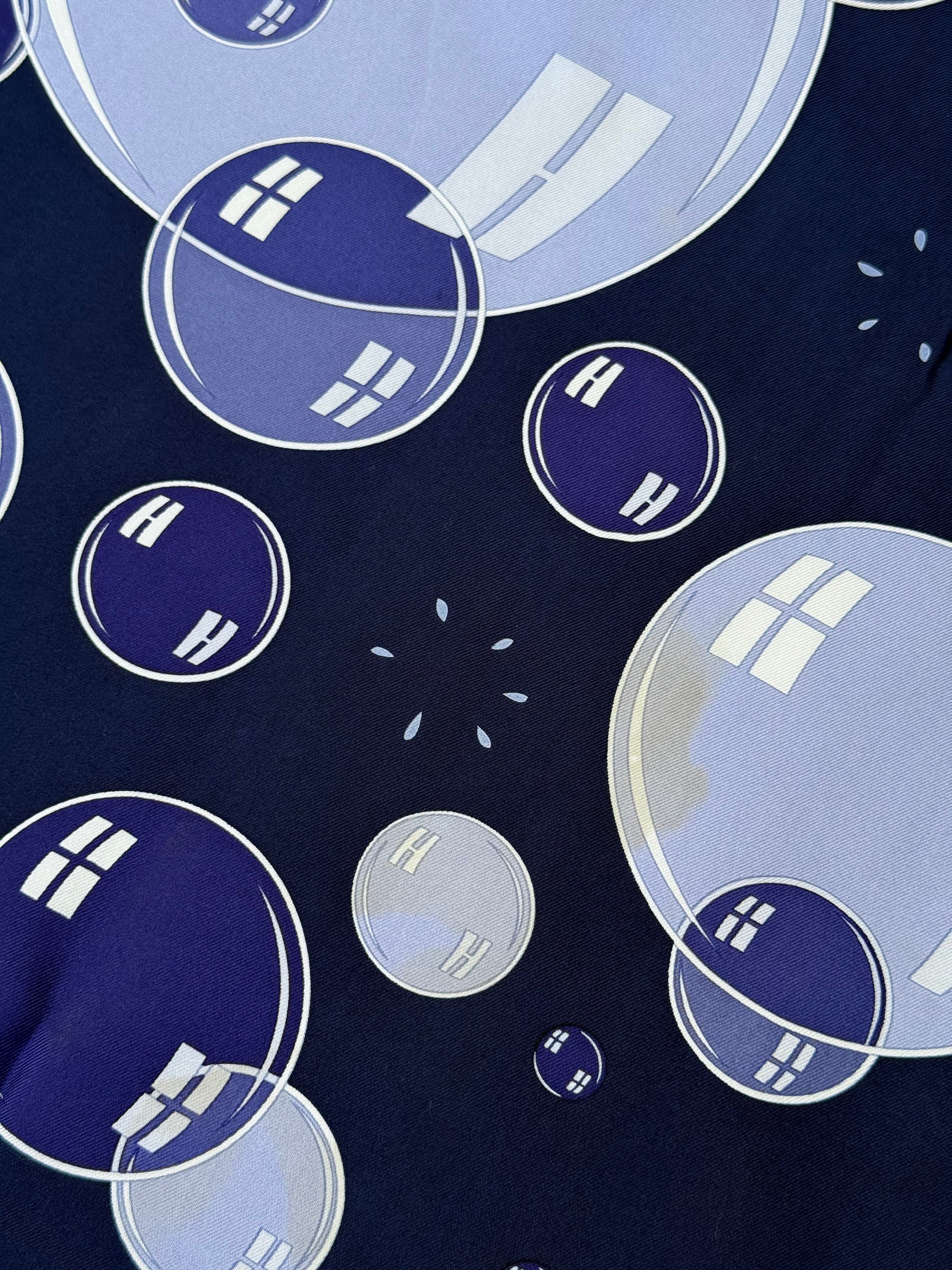 Foulard Hermès – Modèle Bal de Bulles