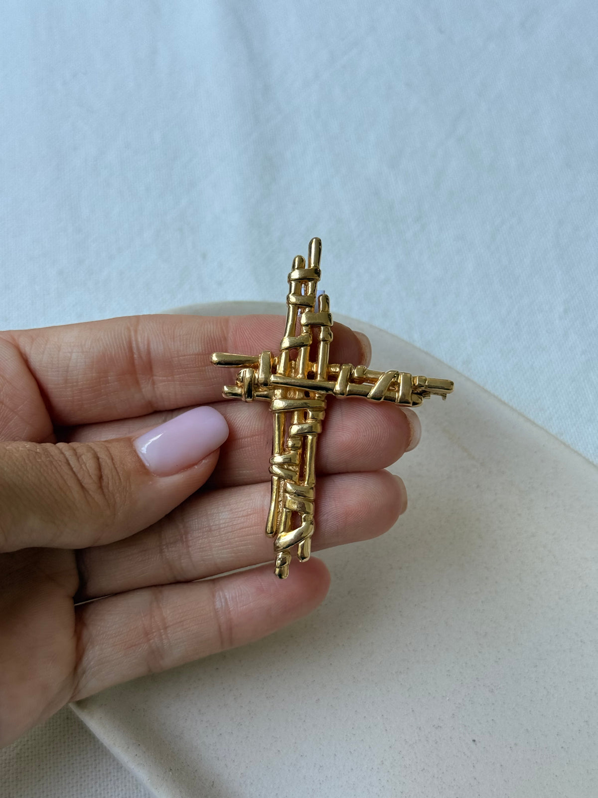 Broche Christian Lacroix vintage - Croix dorée
