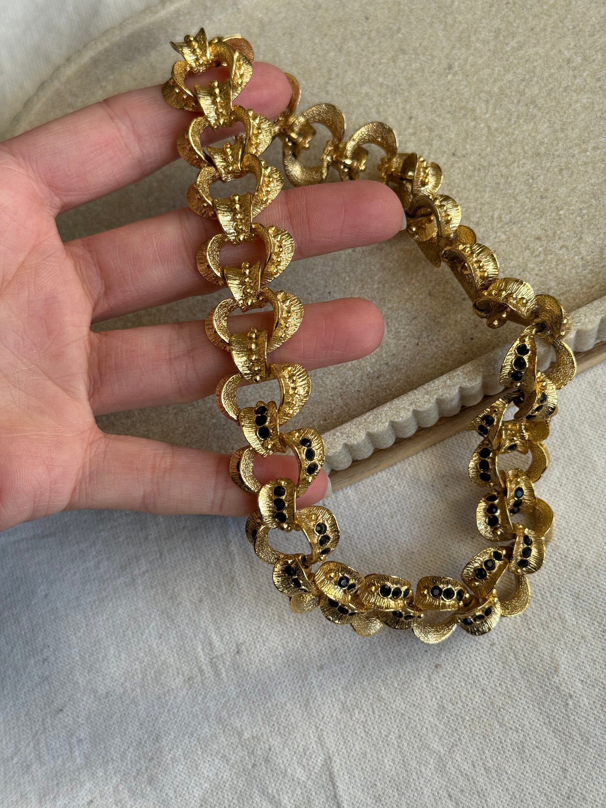 Collier doré vintage - Maillons texturés et strass noirs