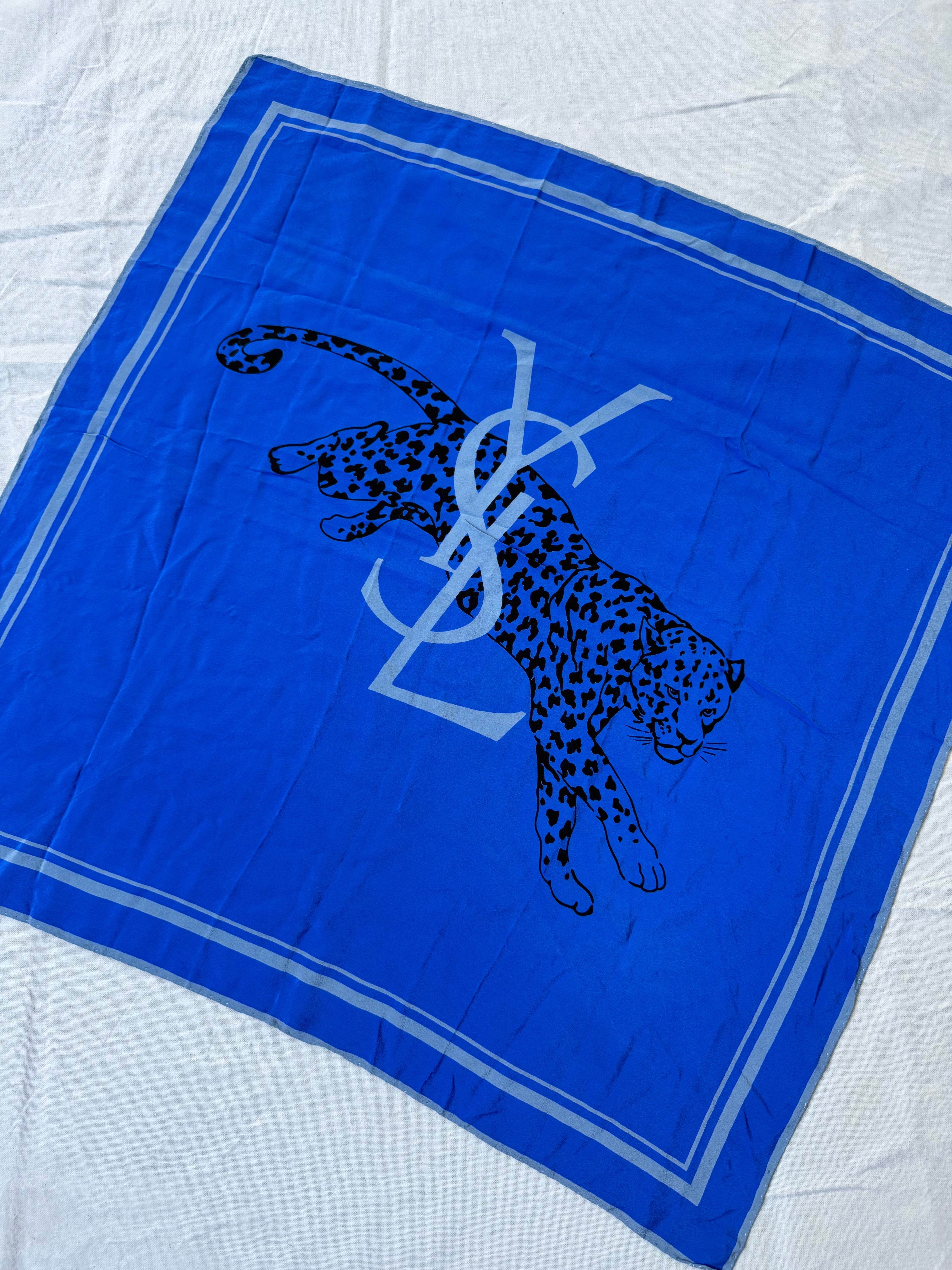 Foulard Yves Saint Laurent – Modèle bleu roi et panthère noire