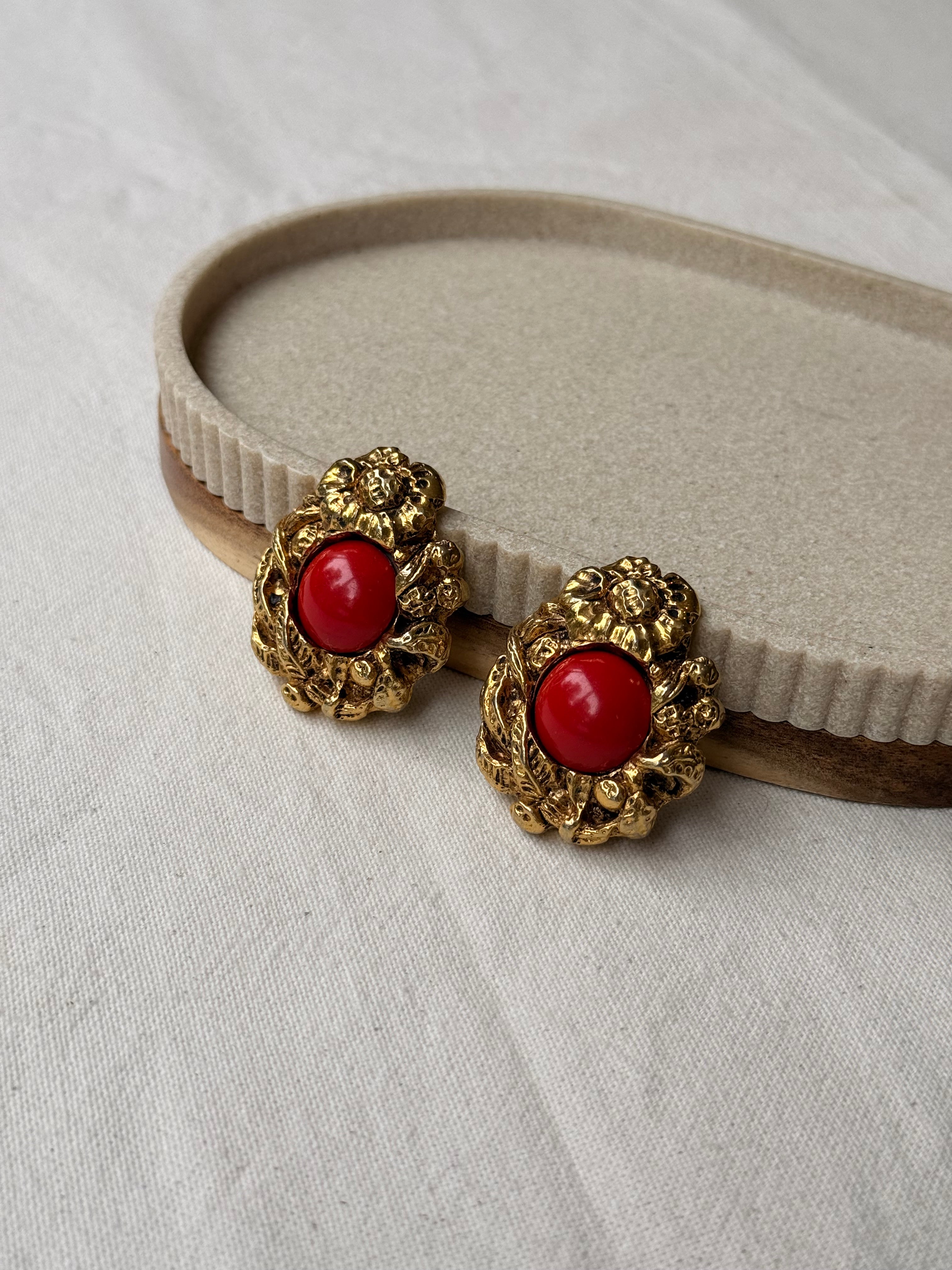 Boucles d’oreilles vintage - Cabochons rouges et motifs floraux