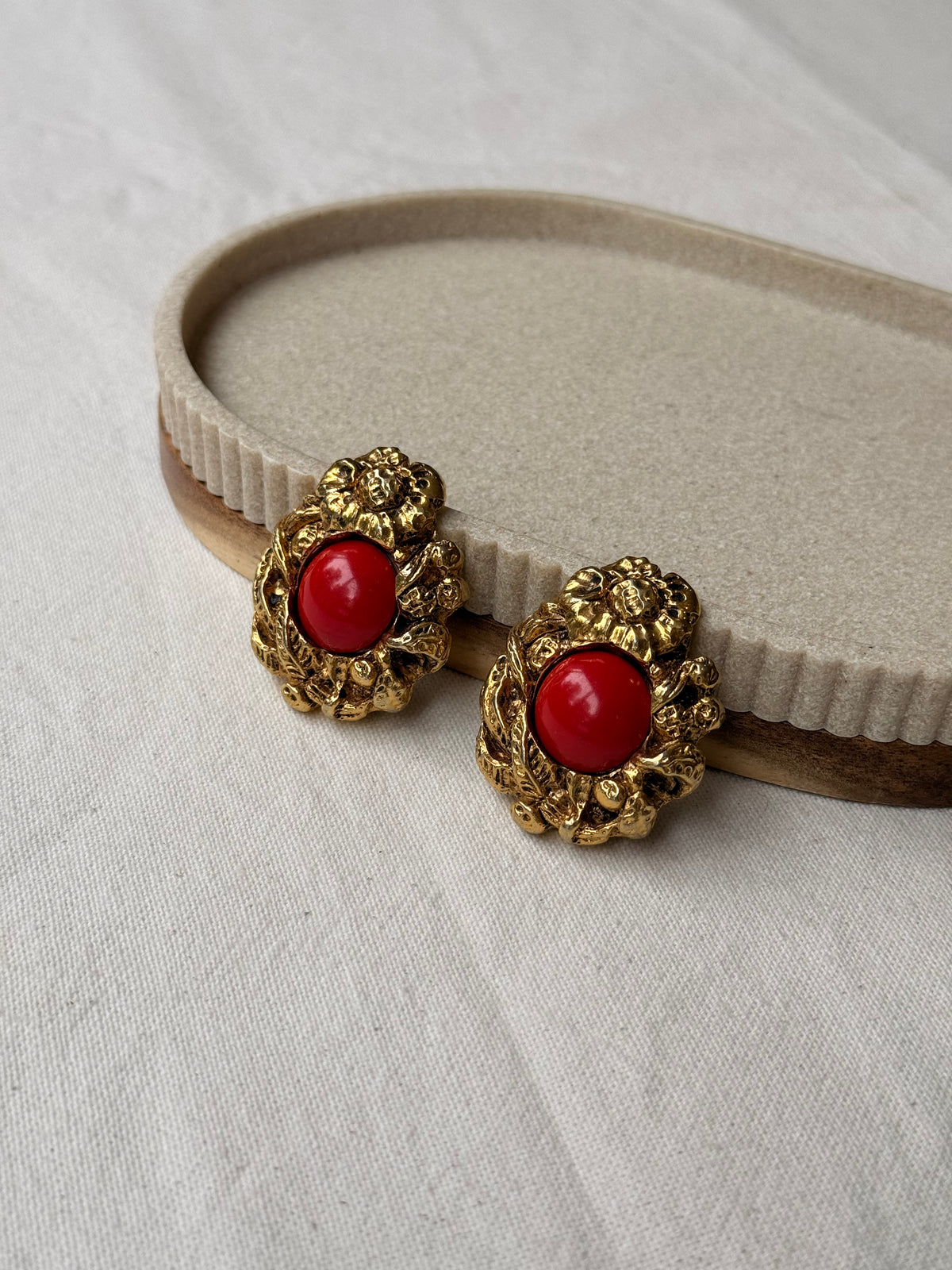 Boucles d’oreilles vintage - Cabochons rouges et motifs floraux