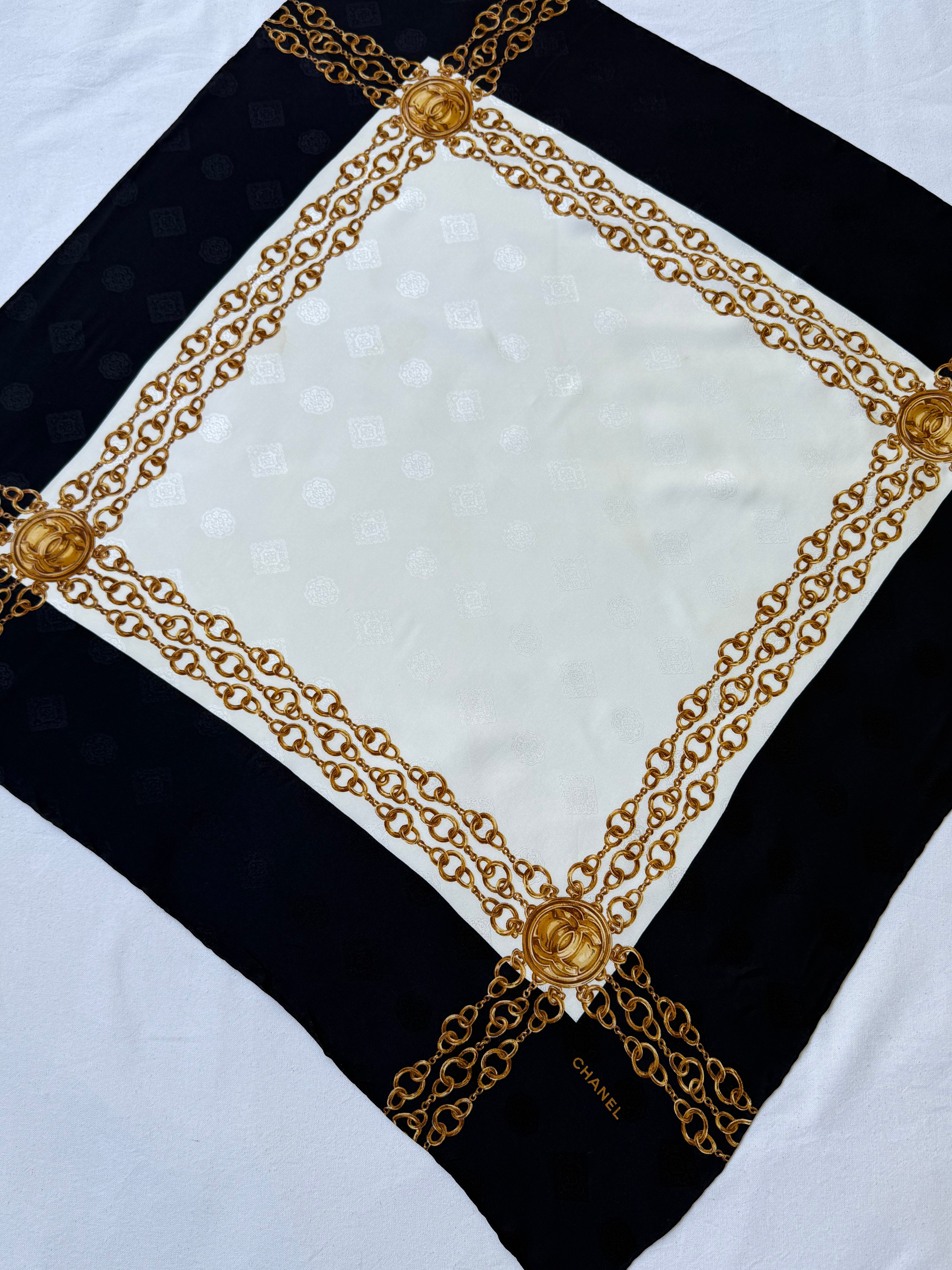 Foulard Chanel - Modèle noir et blanc avec chaînes dorées