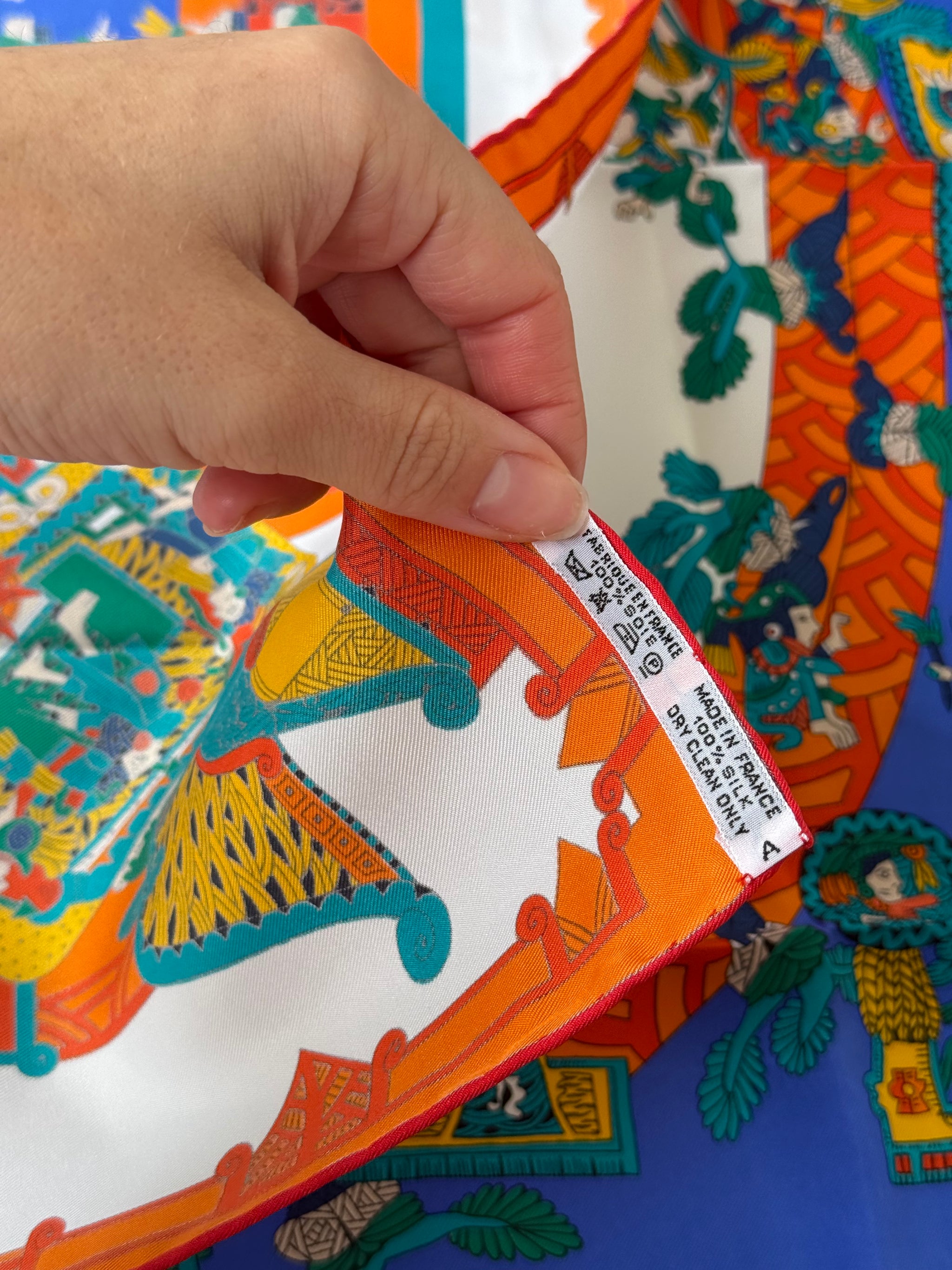 Foulard Hermès – Modèle Astres et Soleils