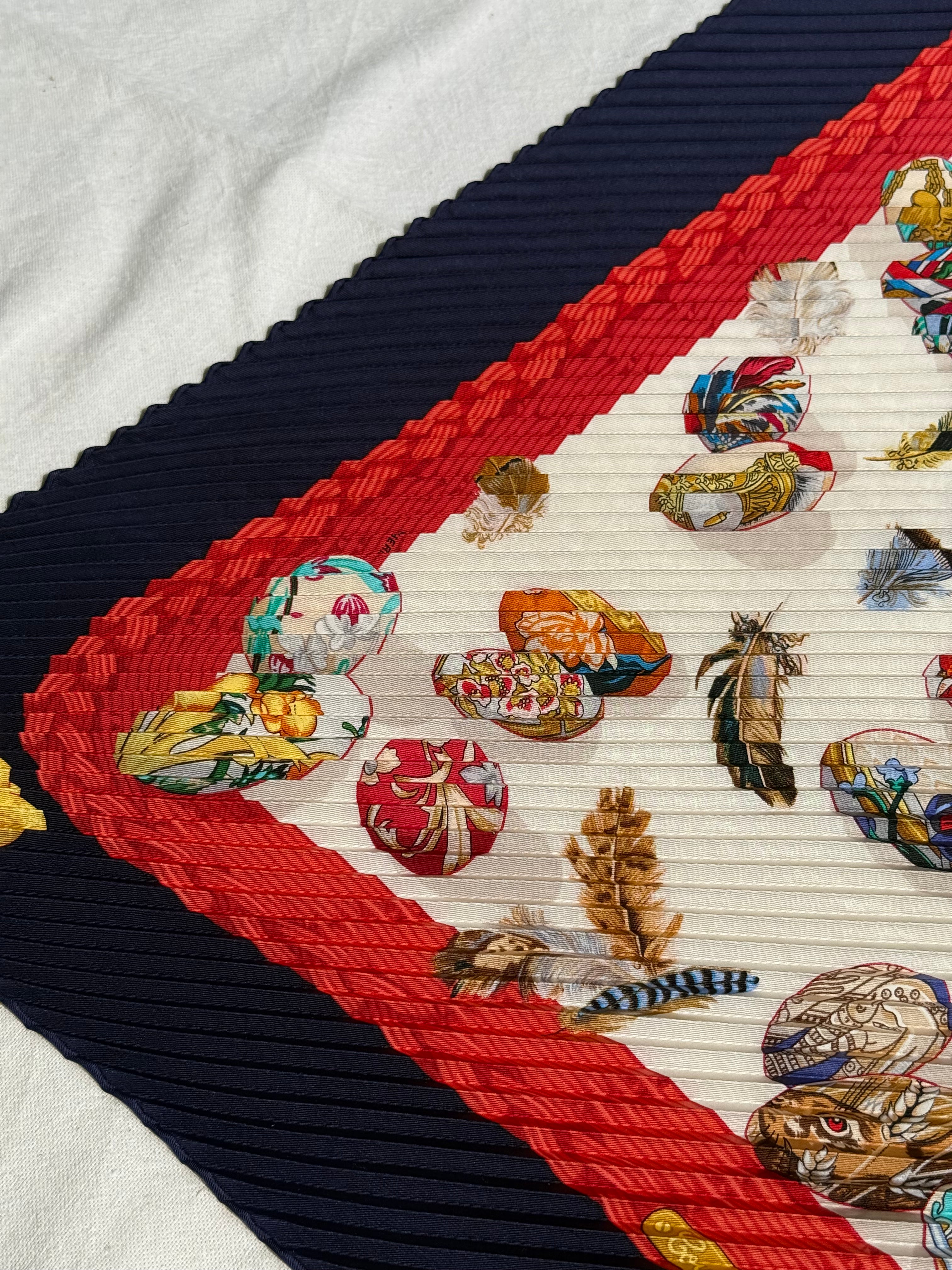 Foulard Hermès plissé – Modèle Couvée d’Hermès
