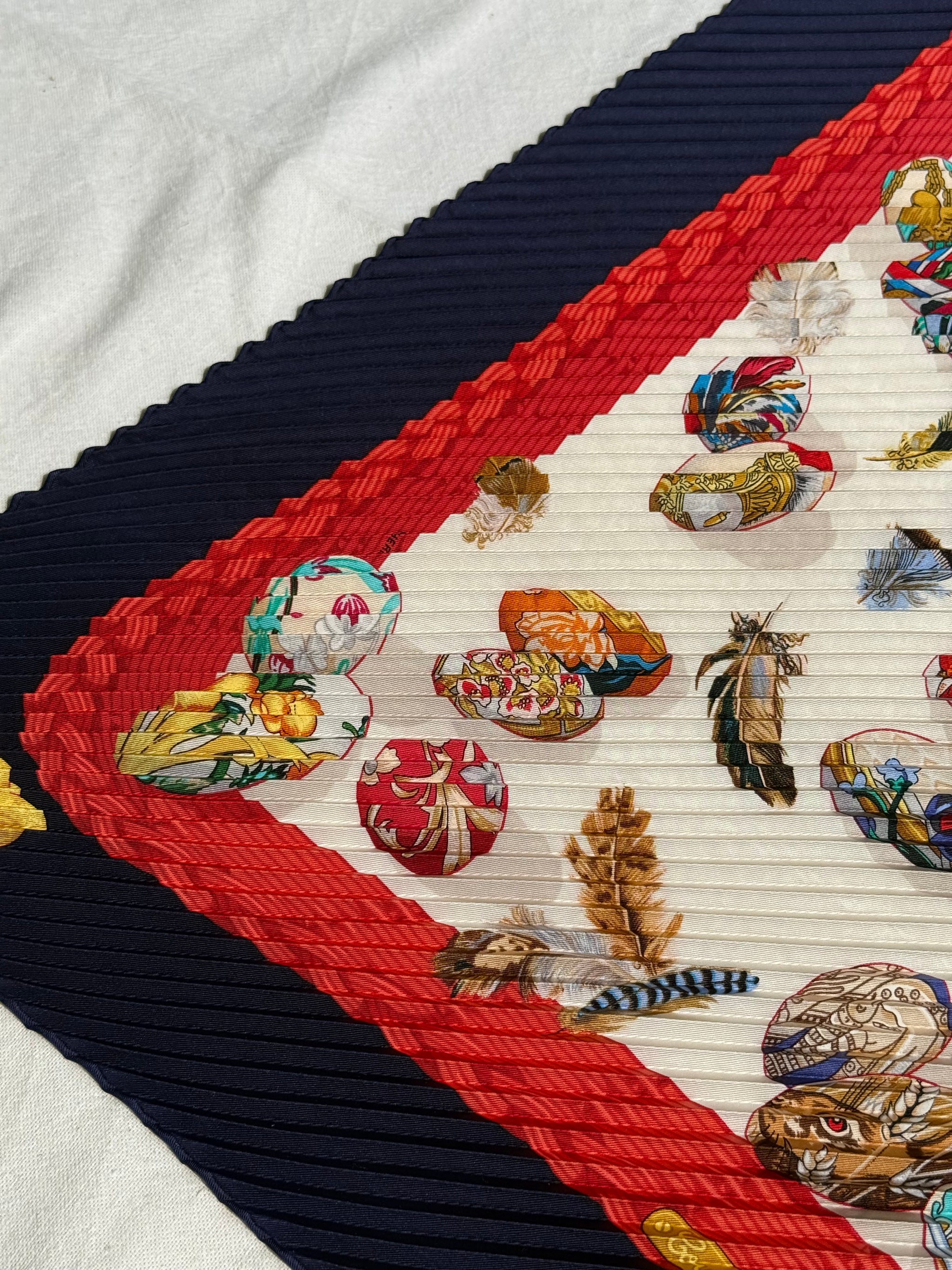 Foulard Hermès plissé – Modèle Couvée d’Hermès