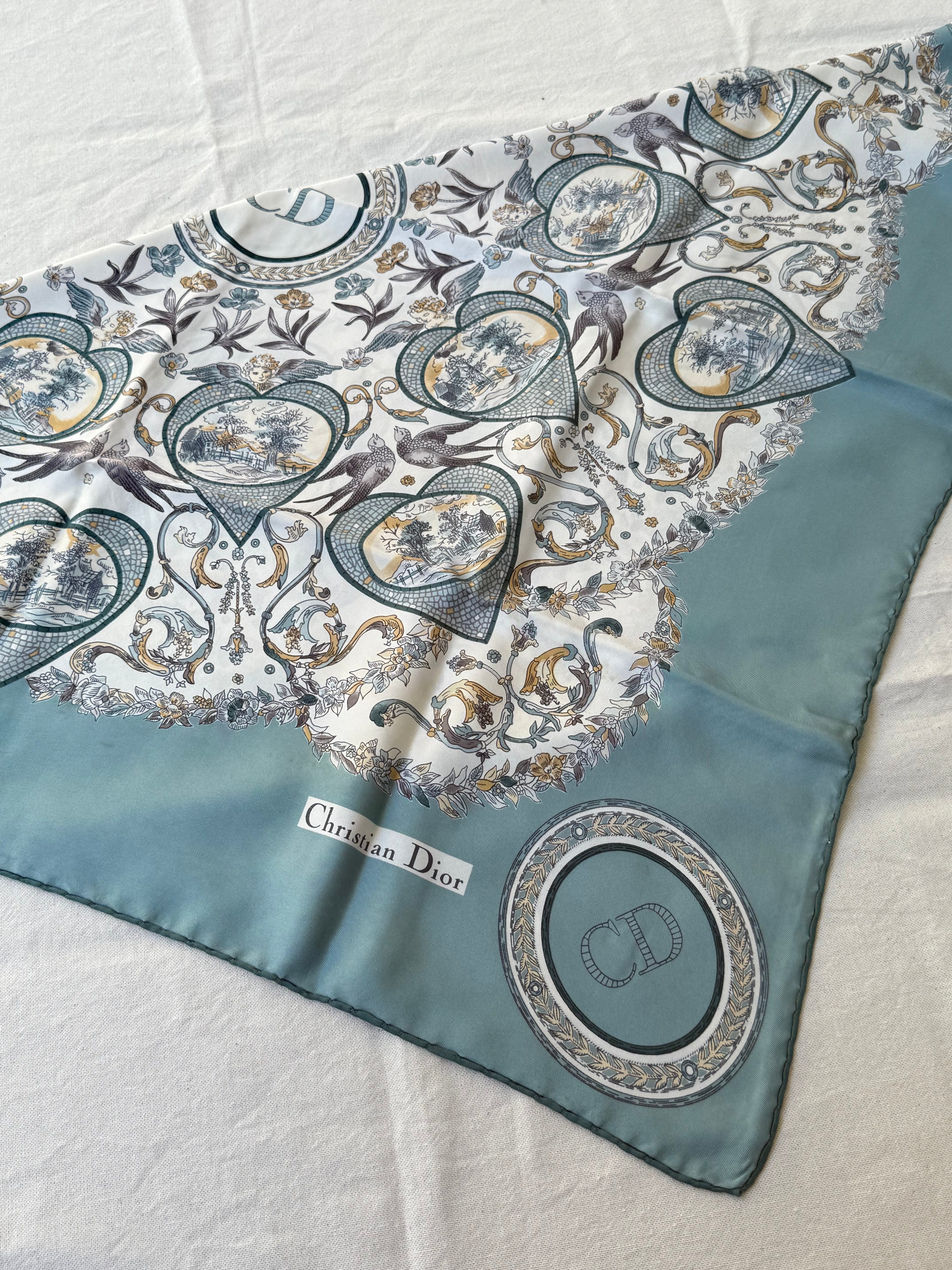 Foulard Christian Dior – Modèle cœurs bleu ciel